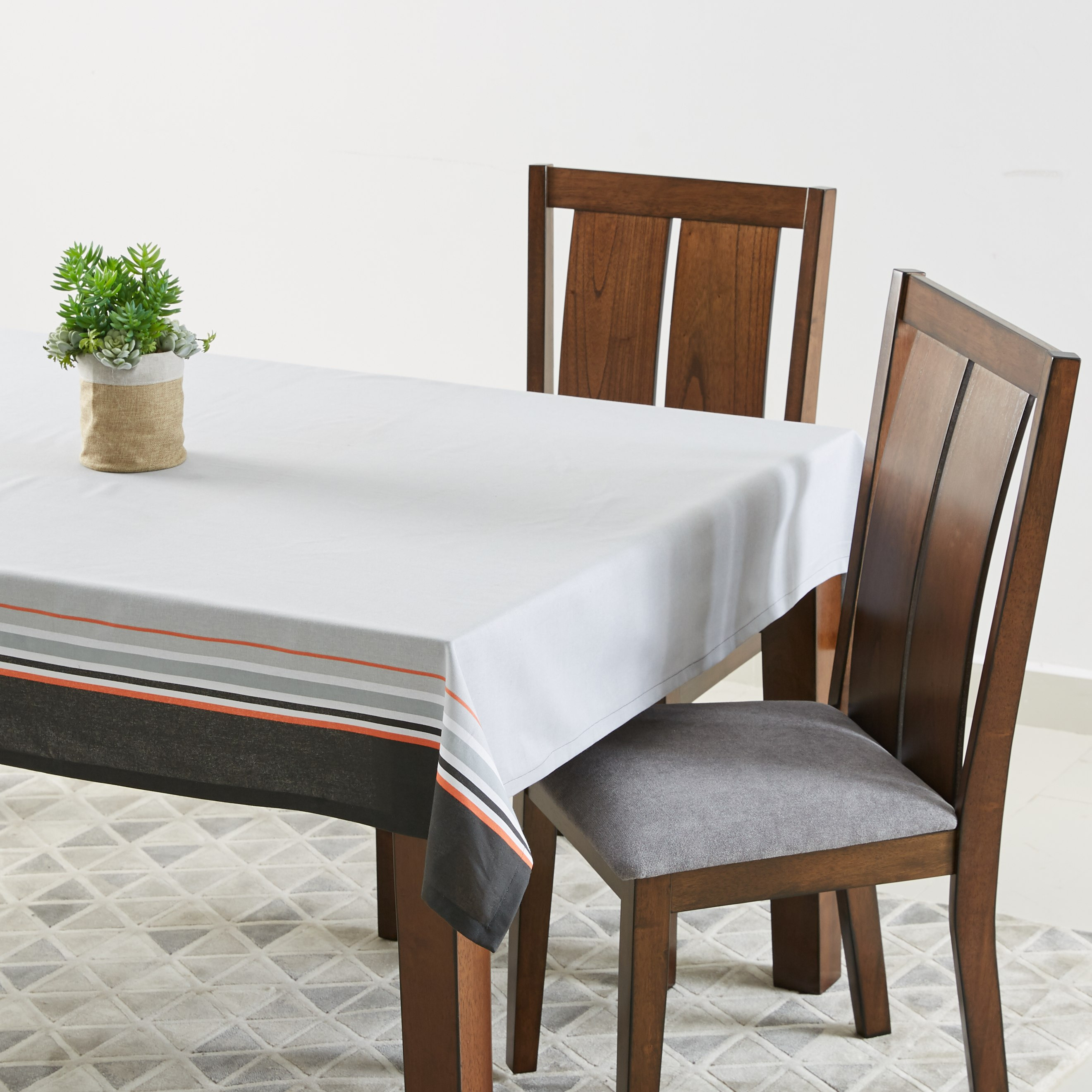 مفرش طاولة مقلّم من أدور - 130x170سم-hbxdecorandfurnishings-homefurnishings-tablelinens-image-1