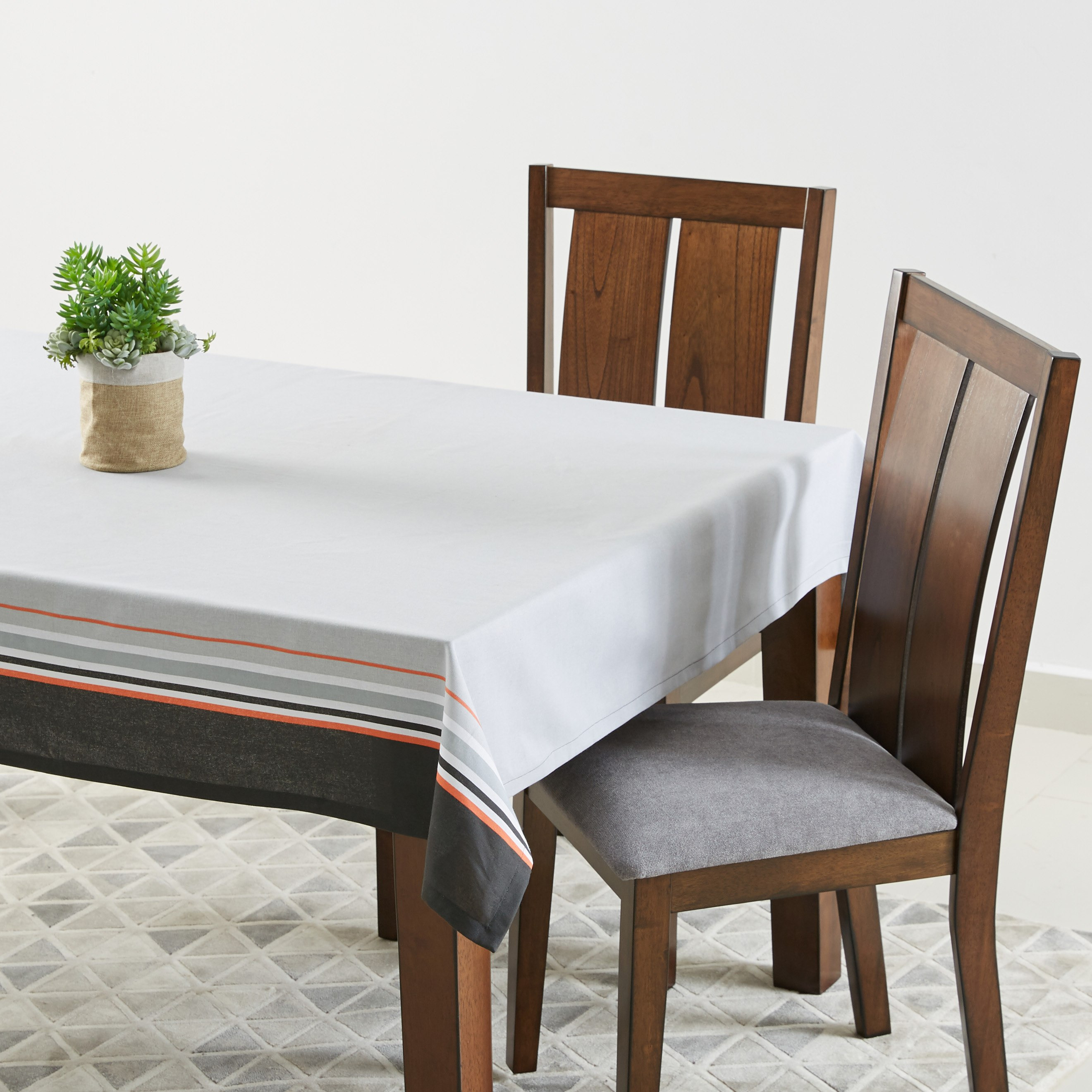 غطاء طاولة مقلّم أدوري - 150x200 سم-hbxdecorandfurnishings-homefurnishings-tablelinens-image-1