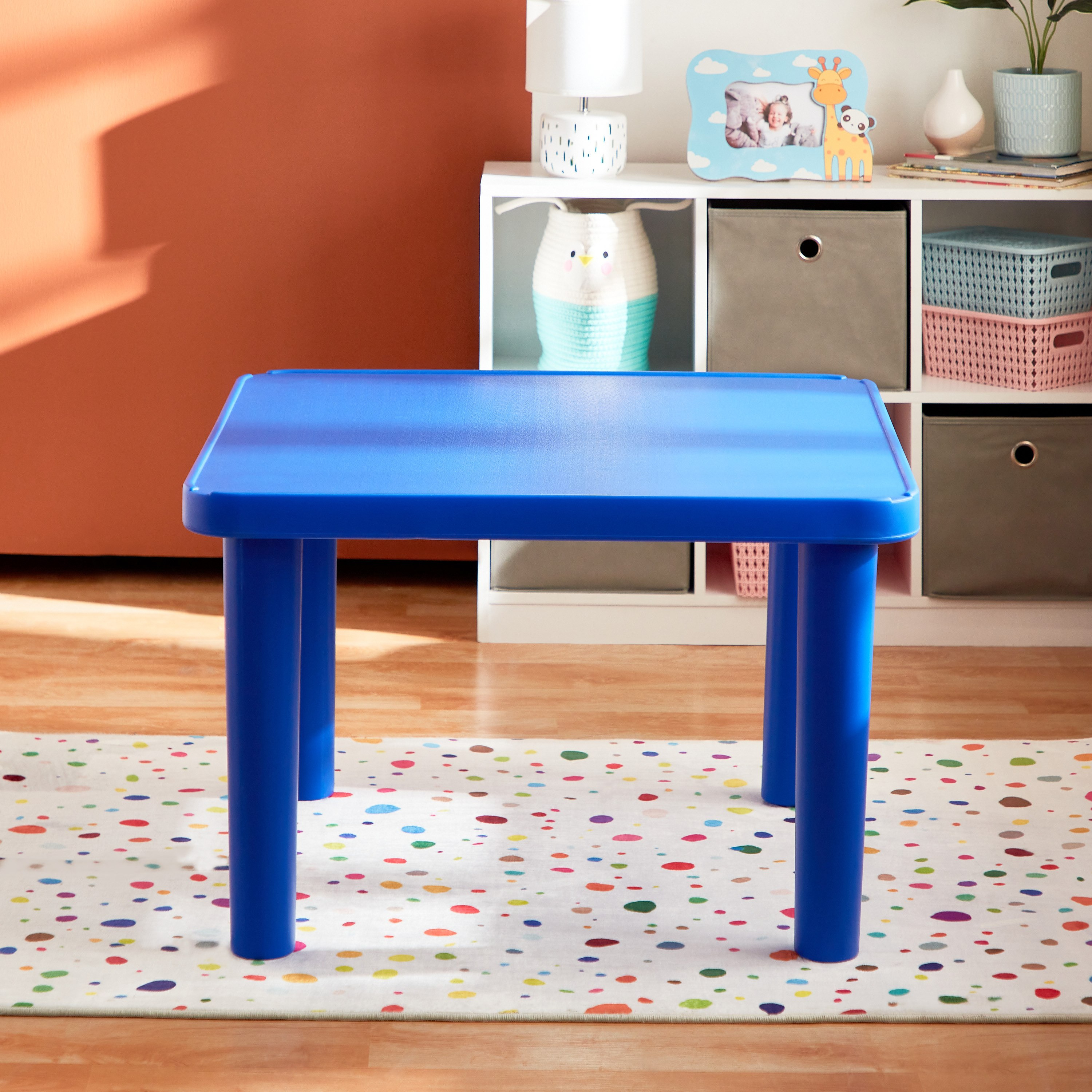 طاولة مربعة من جونيور-hbxkidsandyouth-playroom-tablesandchairs-image-2