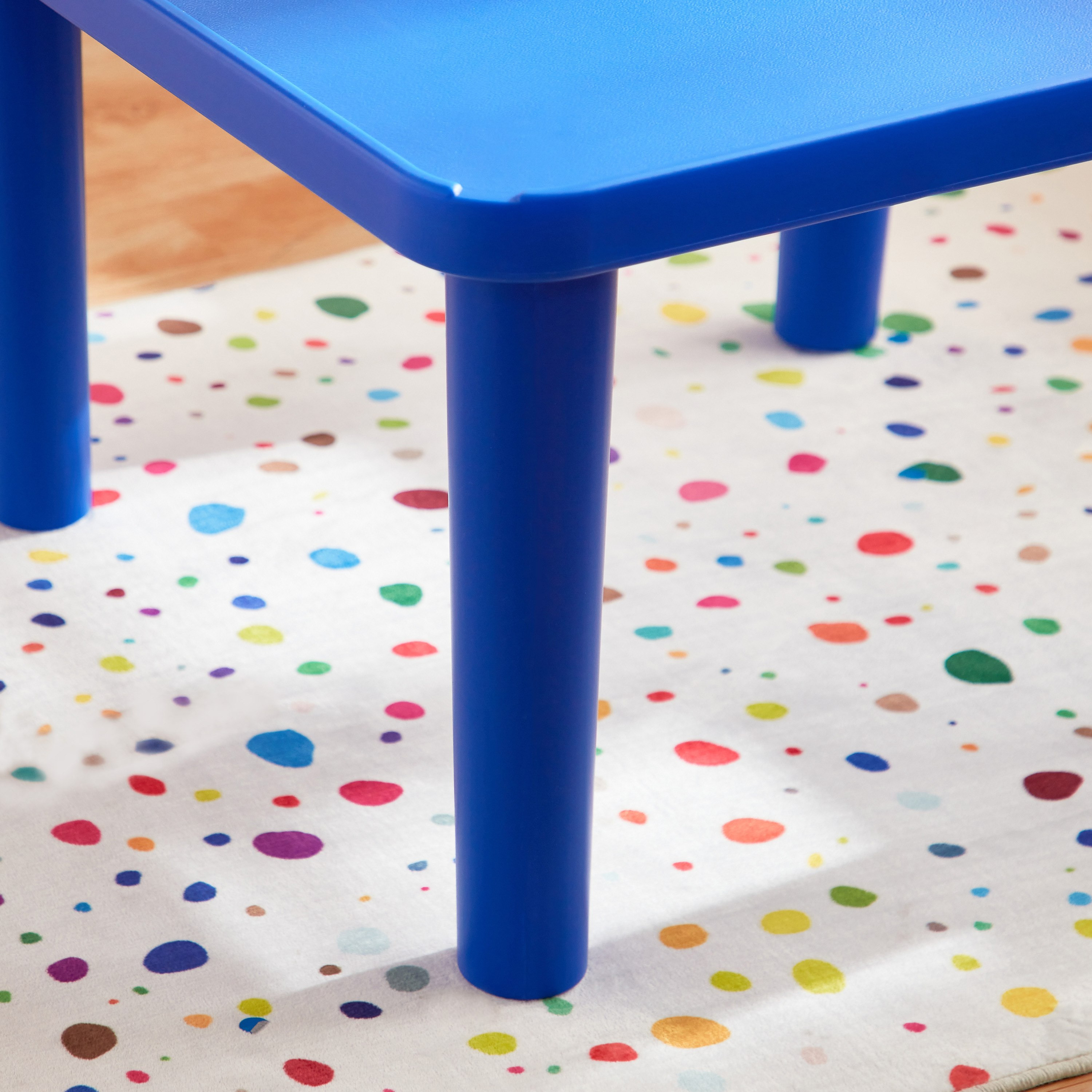 طاولة مربعة من جونيور-hbxkidsandyouth-playroom-tablesandchairs-image-4