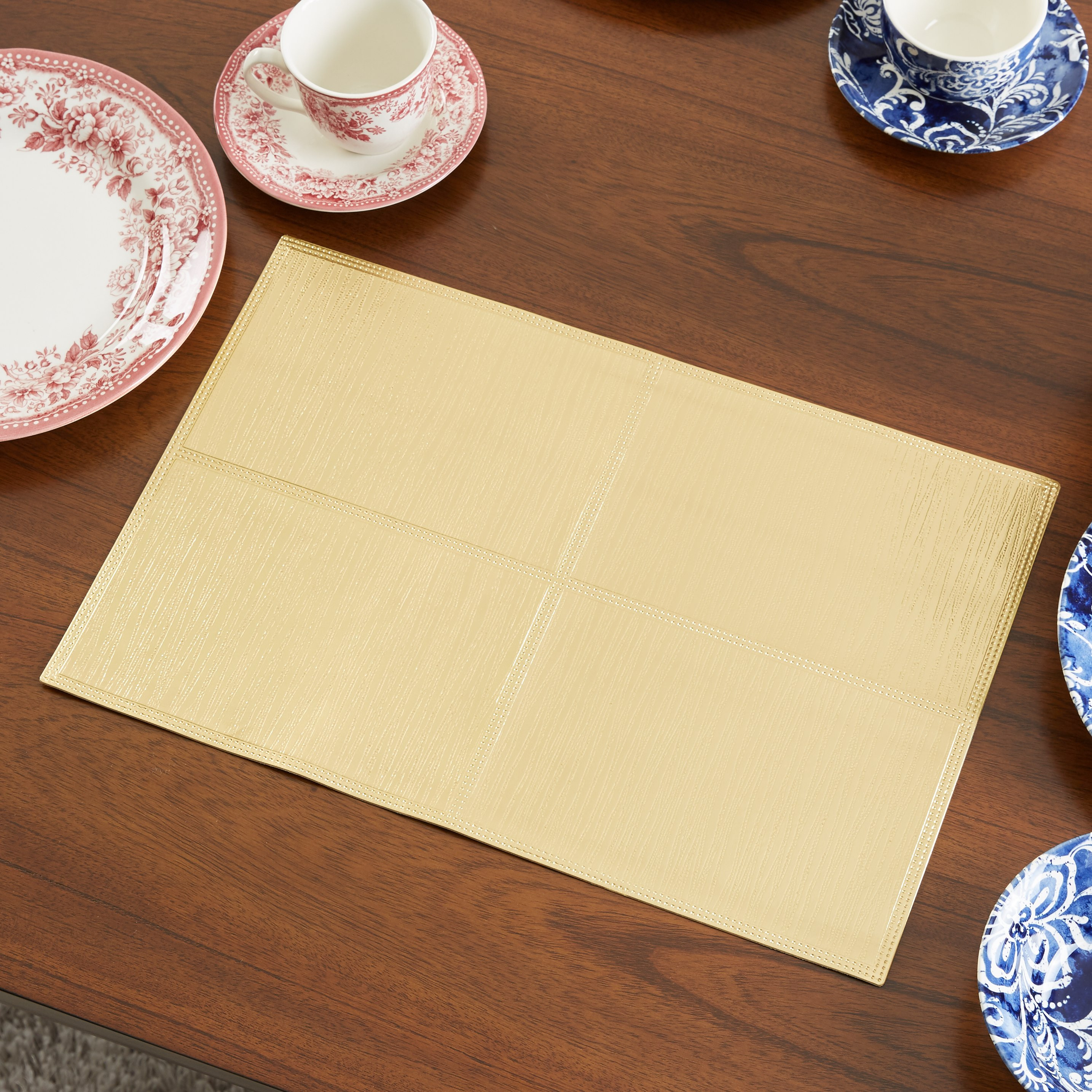 لبادة صحون بارزة الملمس من إيما-hbxdecorandfurnishings-homefurnishings-tablelinens-image-1