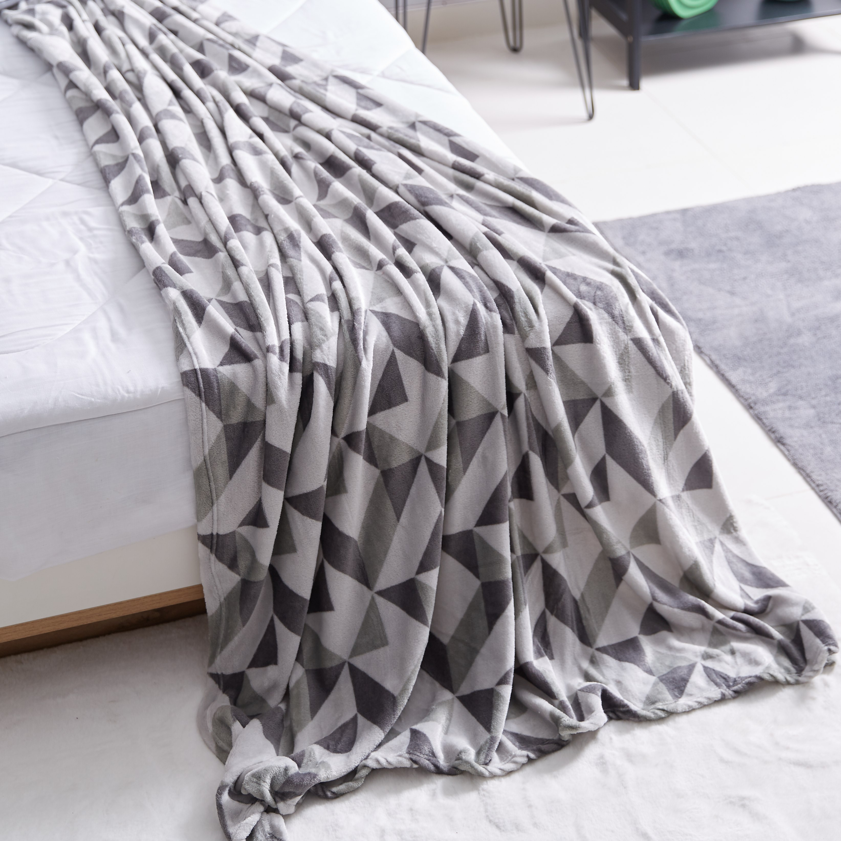 بطانية فلانيل مايكرو بطبعات إرين - 150x220 سم-hbxhomeware-hbxbedroom-image-1