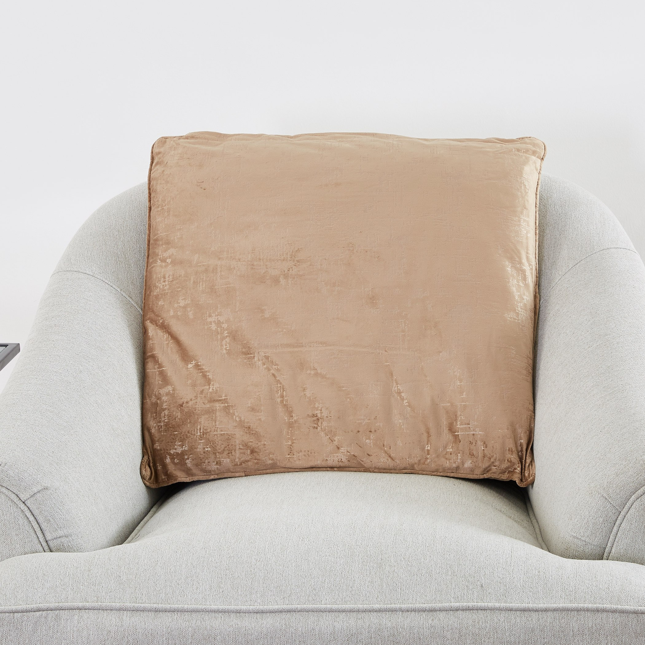 وسادة مبطنة مخملية بطبعات من أودري - 65x65 سم-hbxlivingroom-furnishings-cushionsandcovers-filledcushions-image-1