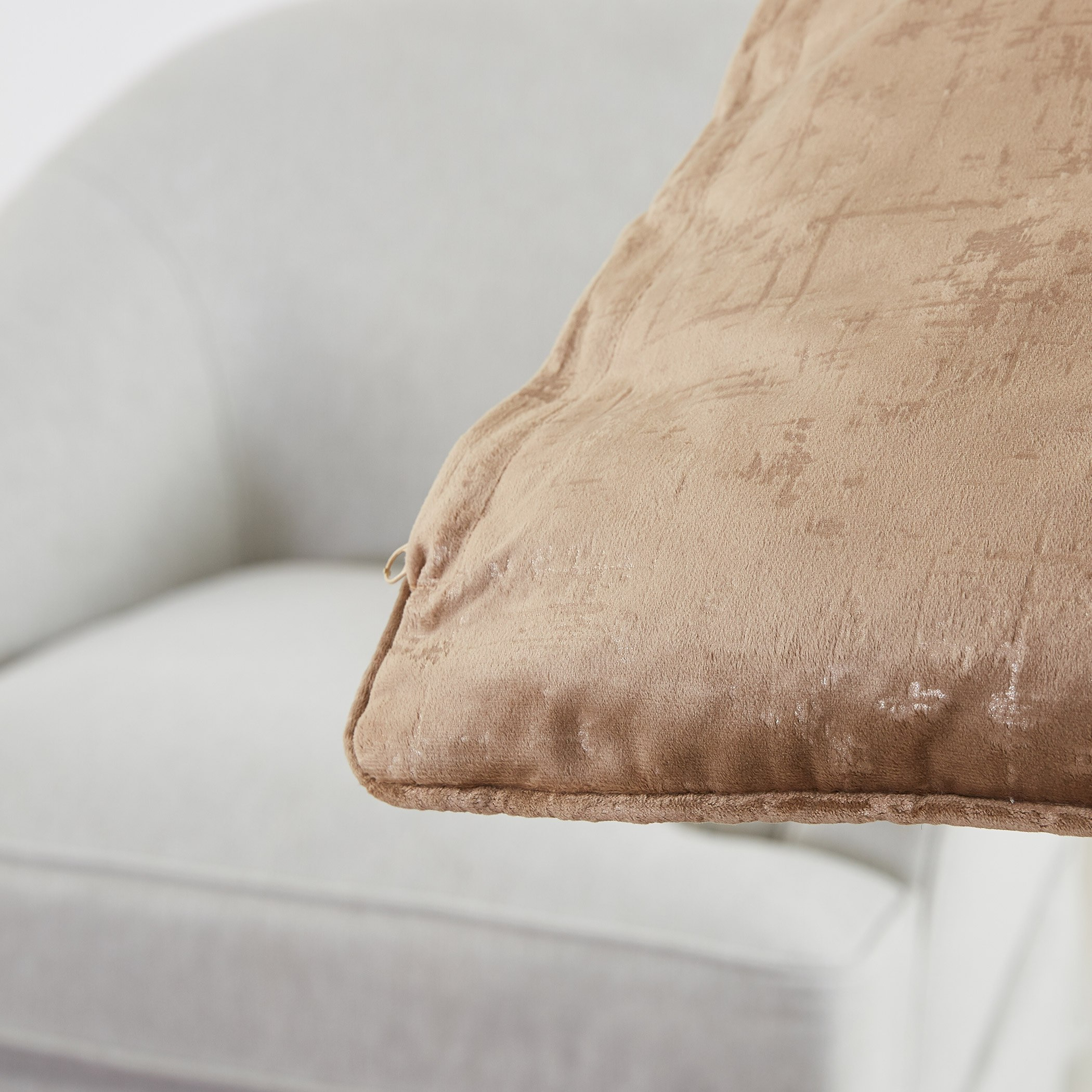 وسادة مبطنة مخملية بطبعات من أودري - 65x65 سم-hbxlivingroom-furnishings-cushionsandcovers-filledcushions-image-2