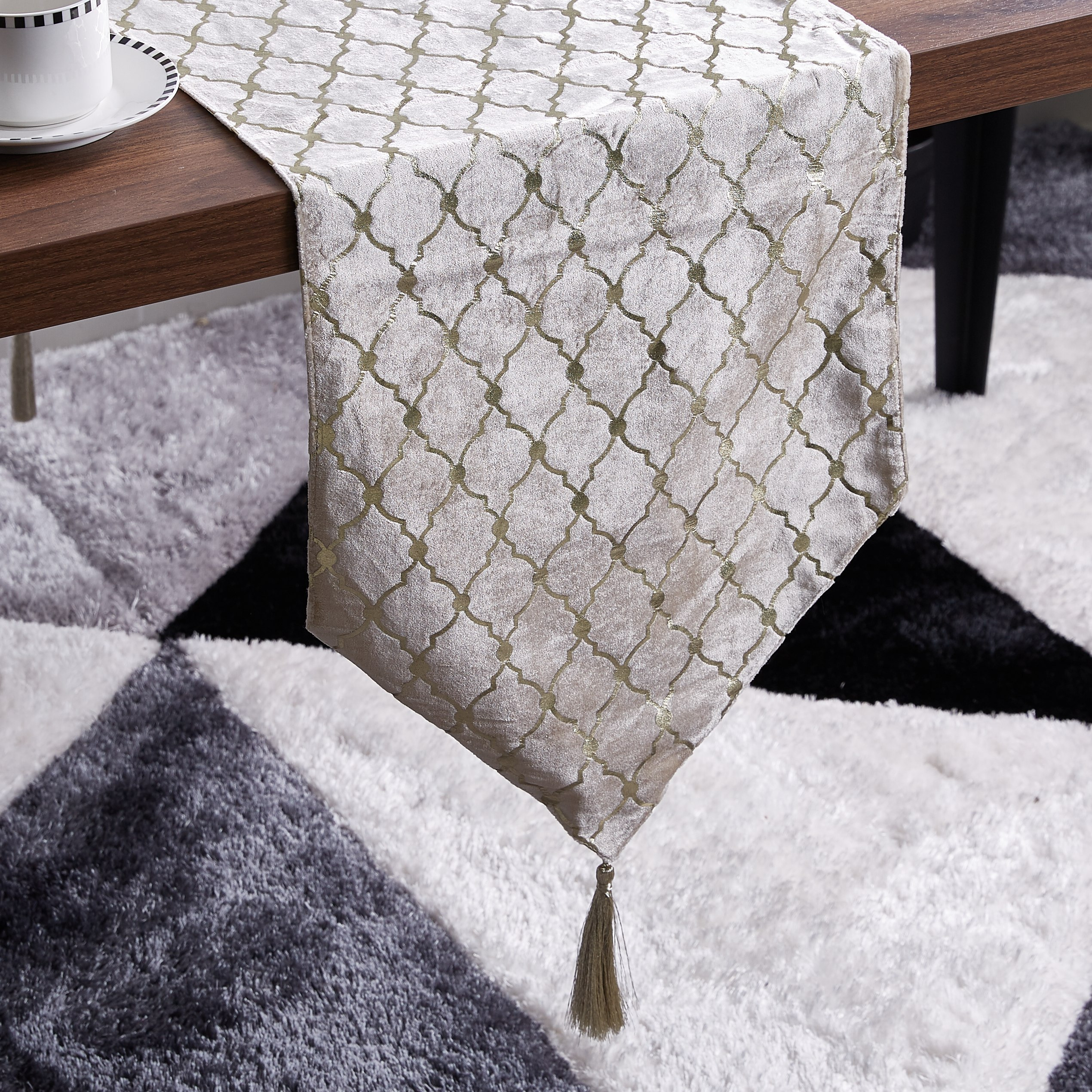 مفرش طاولة بطبعات فويل من ليون-hbxdecorandfurnishings-homefurnishings-tablelinens-image-1