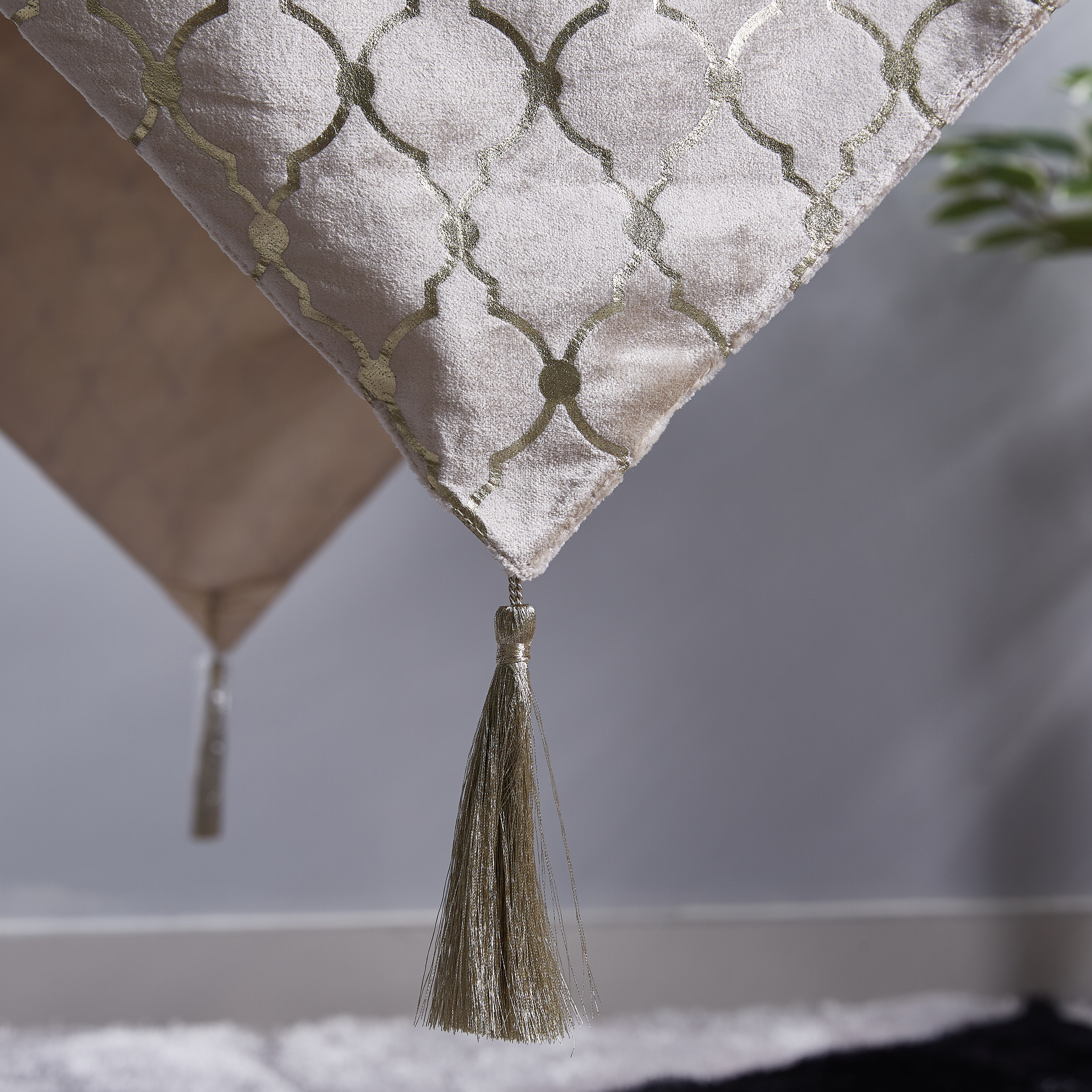 مفرش طاولة بطبعات فويل من ليون-hbxdecorandfurnishings-homefurnishings-tablelinens-image-2