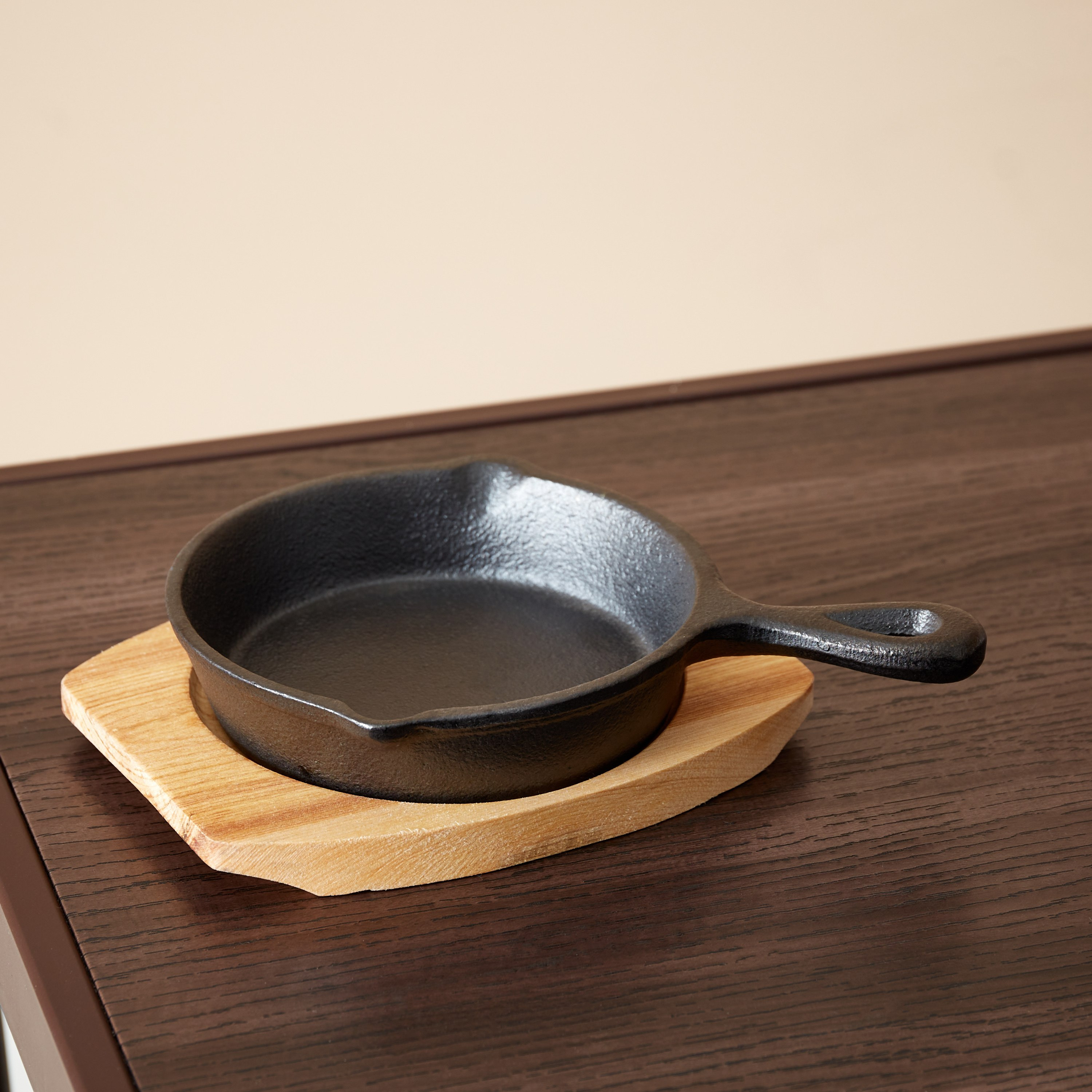 صينية سيزلر صغيرة من حديد الزهر مع لوح تقديم خشب-hbxhomeware-hbxkitchen-image-1