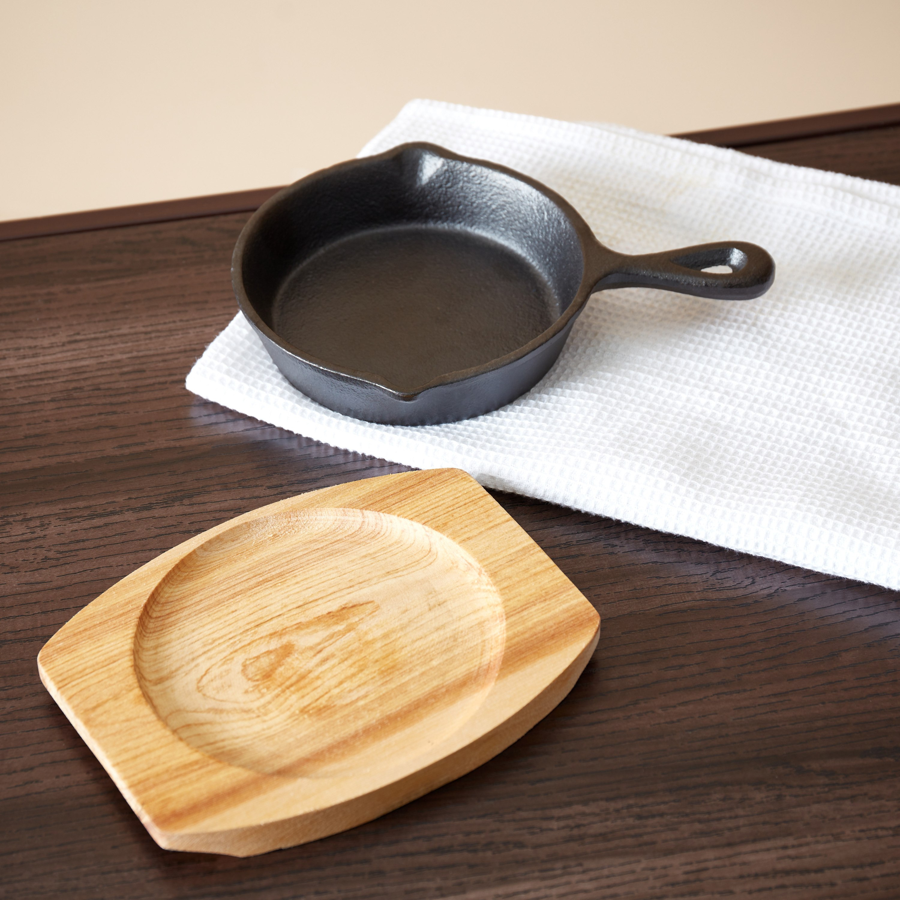 صينية سيزلر صغيرة من حديد الزهر مع لوح تقديم خشب-hbxhomeware-hbxkitchen-image-2