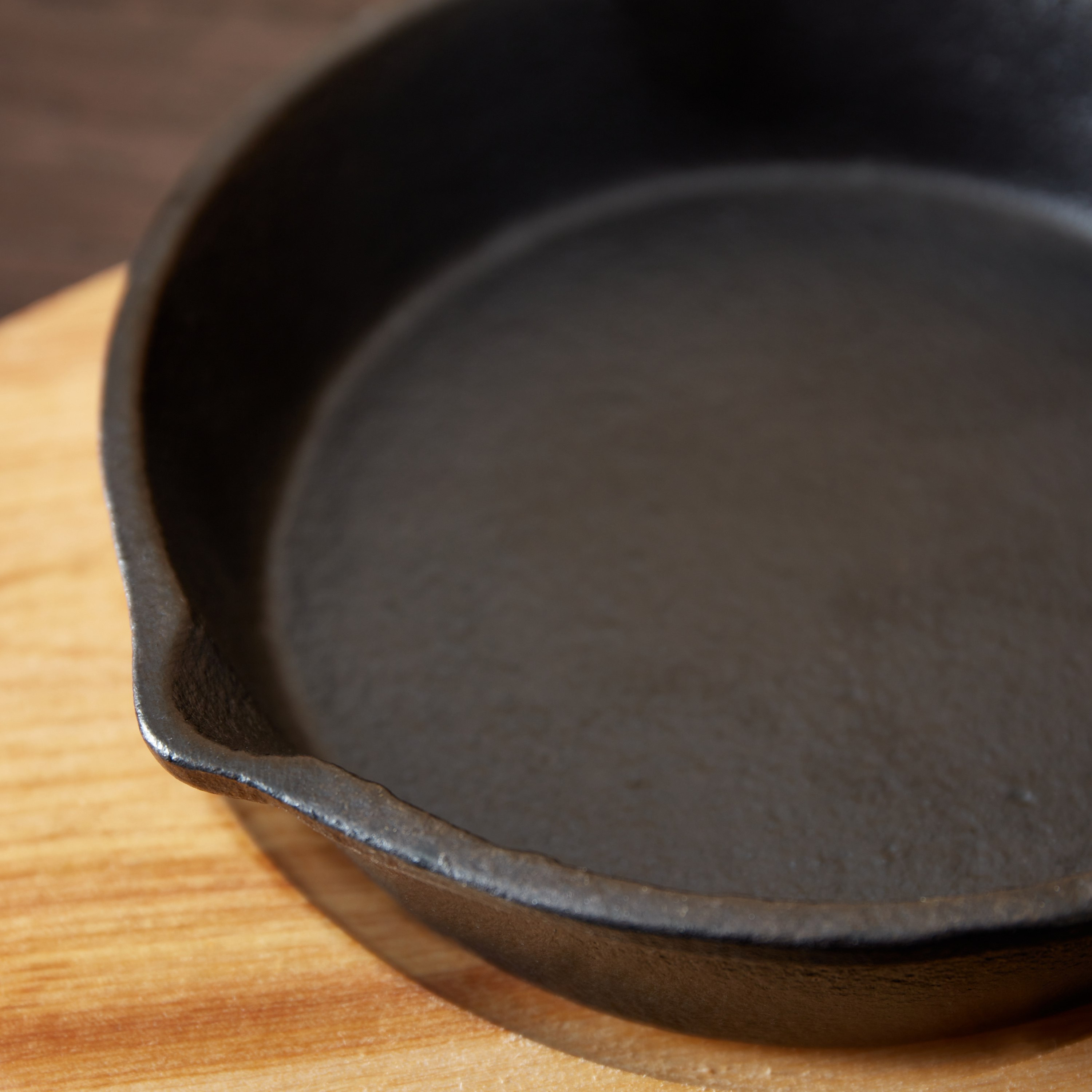 صينية سيزلر صغيرة من حديد الزهر مع لوح تقديم خشب-hbxhomeware-hbxkitchen-image-4
