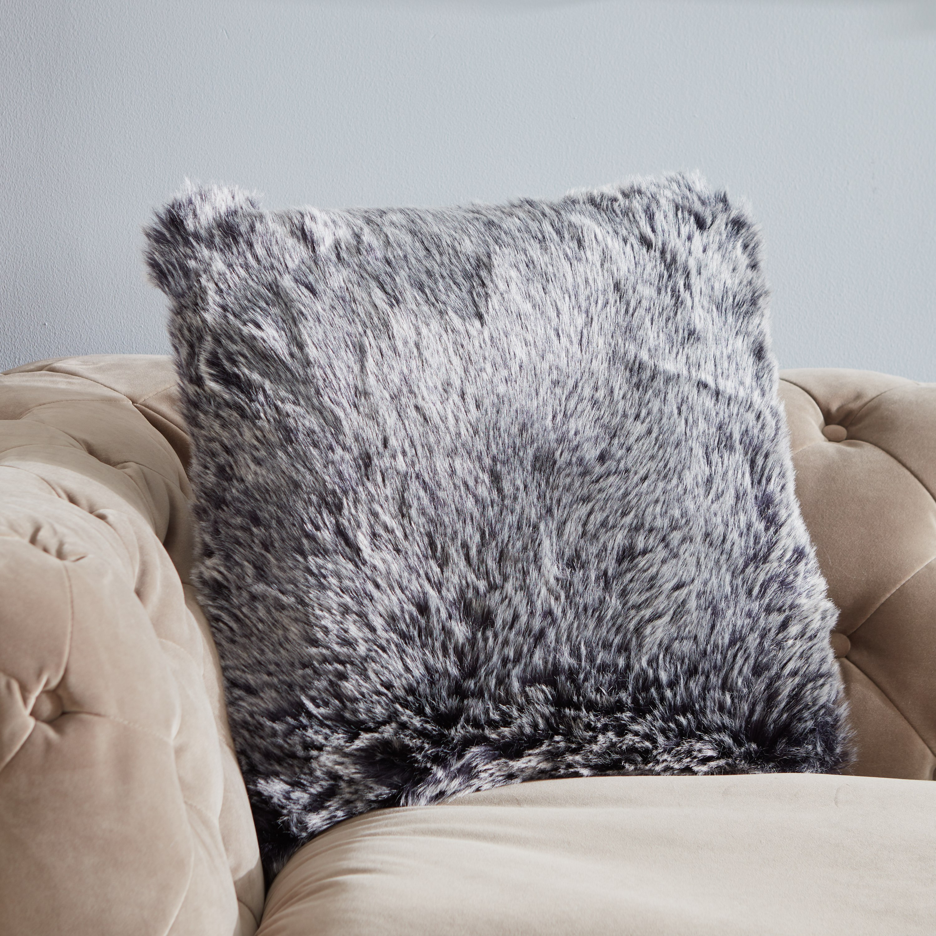 وسادة من جلد الأغنام الصناعي - 45x45 سم-hbxlivingroom-furnishings-cushionsandcovers-filledcushions-image-1