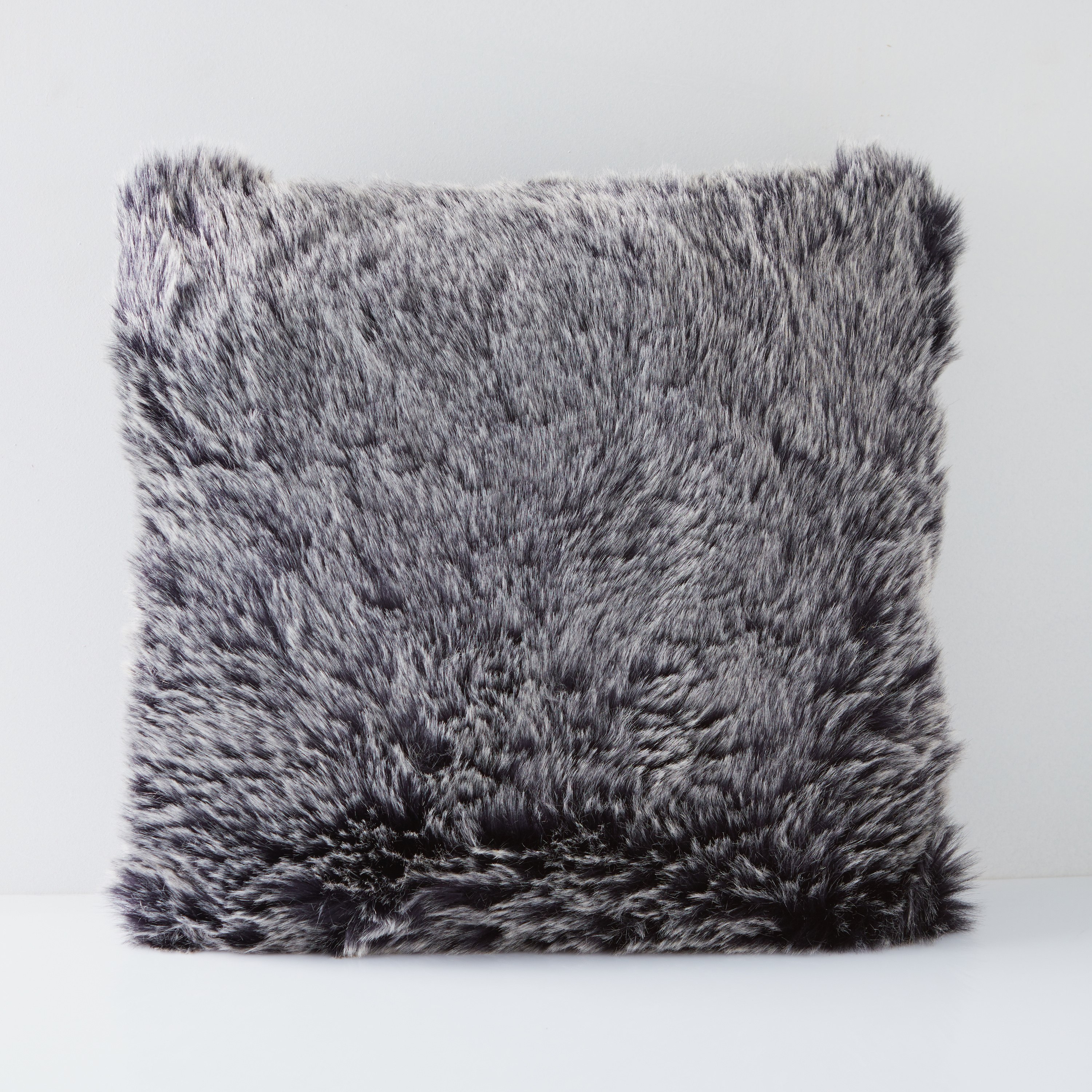وسادة من جلد الأغنام الصناعي - 45x45 سم-hbxlivingroom-furnishings-cushionsandcovers-filledcushions-image-4