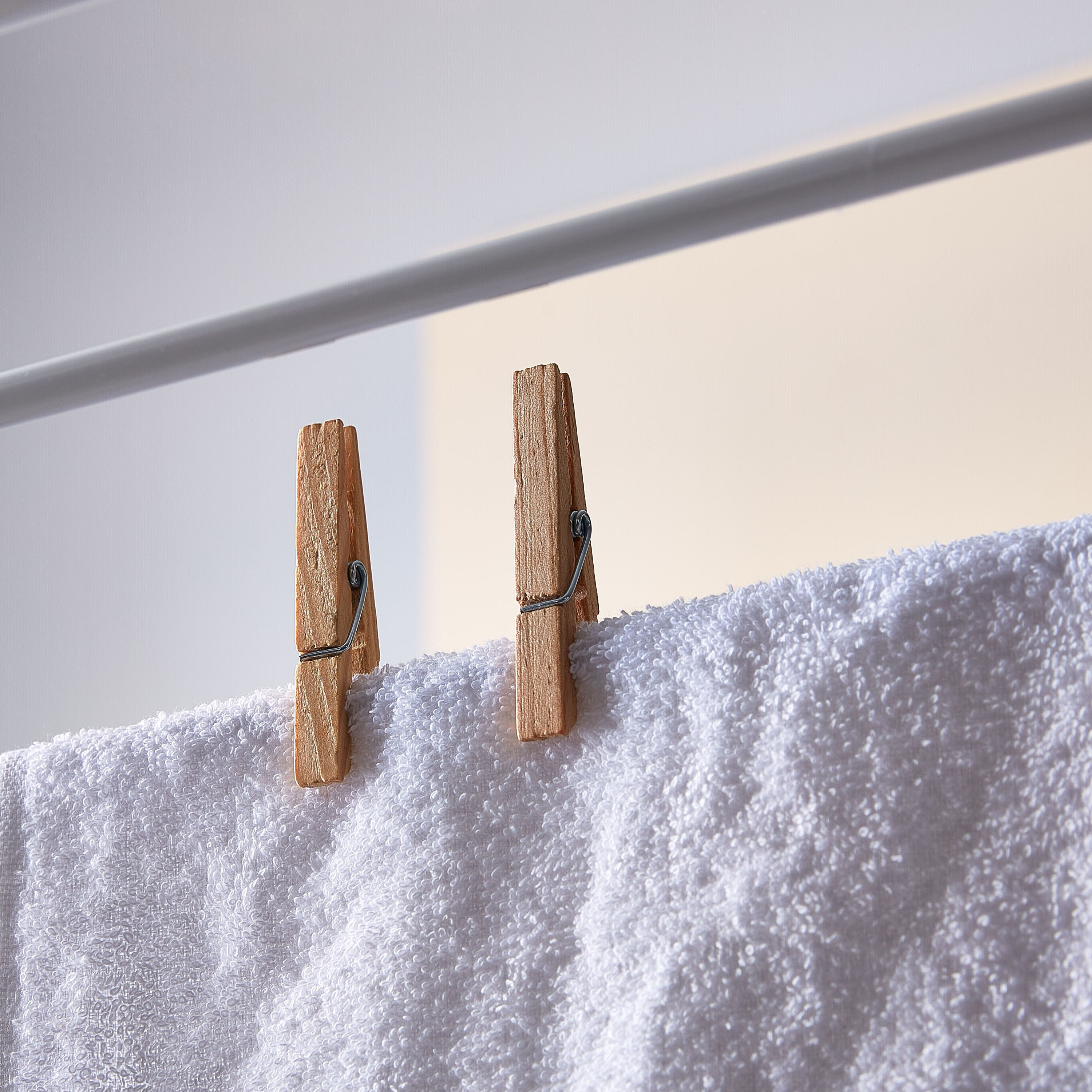 مشابك ملابس خشبية من إلينا - طقم من ٢٤ قطعة-hbxhomeware-bathandlaundry-clothesdryingracks-image-1