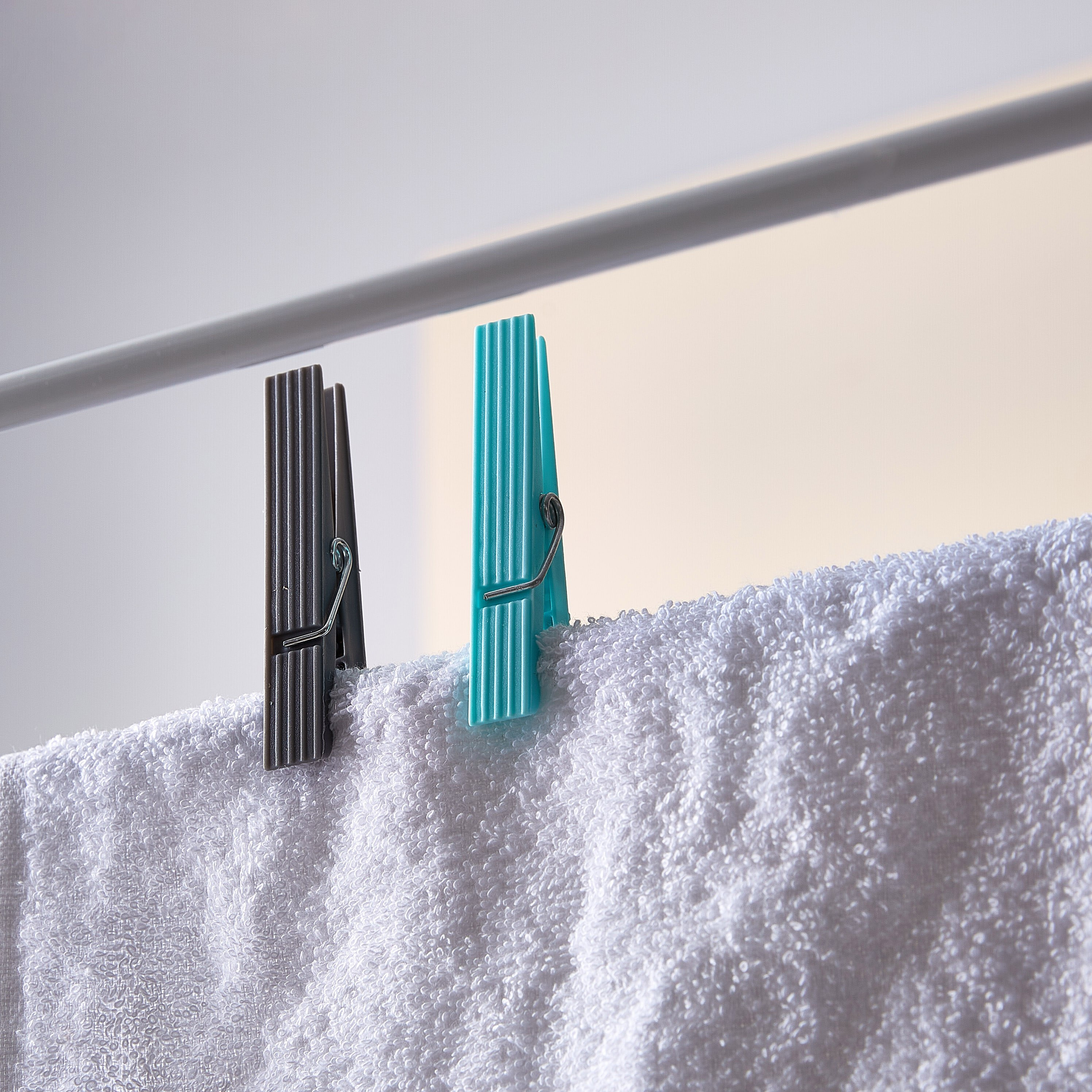 مشابك ملابس بلاستيك إلينا - طقم من ٢٤ قطعة-hbxhomeware-bathandlaundry-clothesdryingracks-image-1