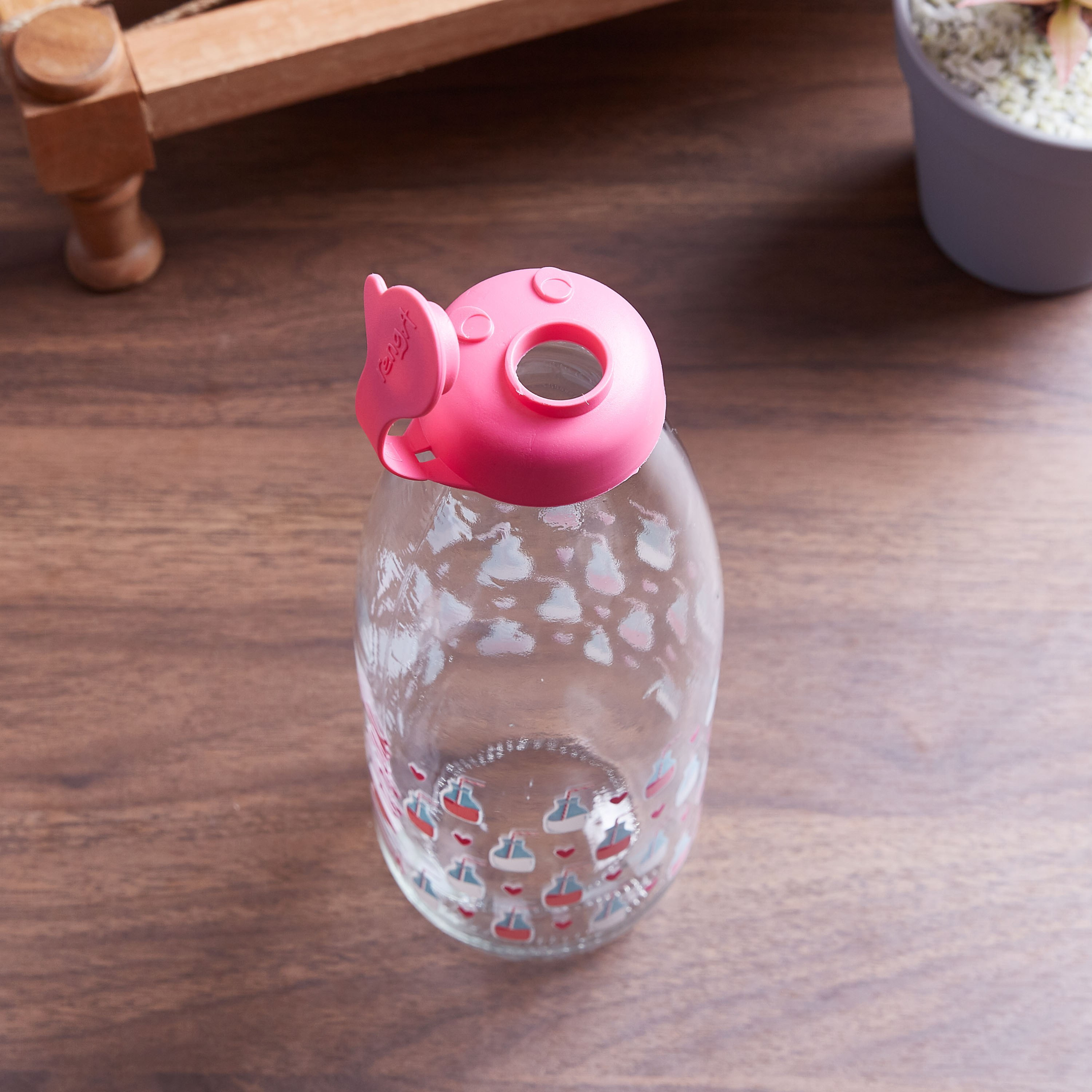 قارورة حليب بطبعات من أوستن - 1 لتر-hbxhomeware-diningandtabletop-bottles-image-2