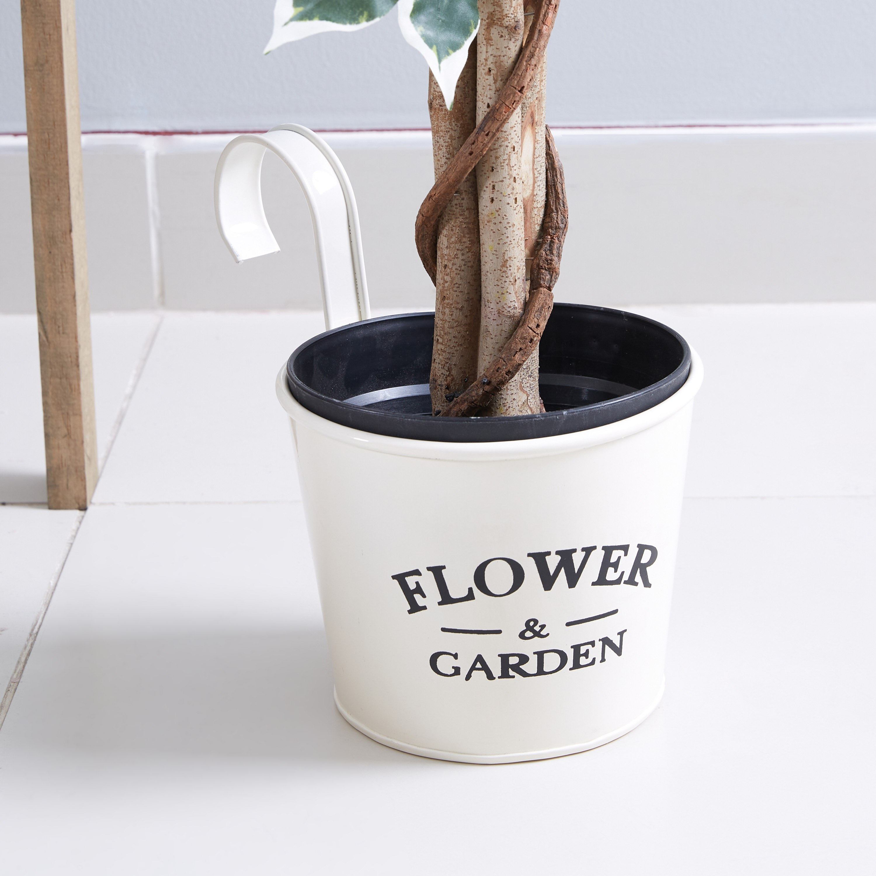 إصيص زرع معدني بتفاصيل تايبوجرافي-hbxdecorandfurnishings-homeaccessories-artificialflowersandplants-image-1