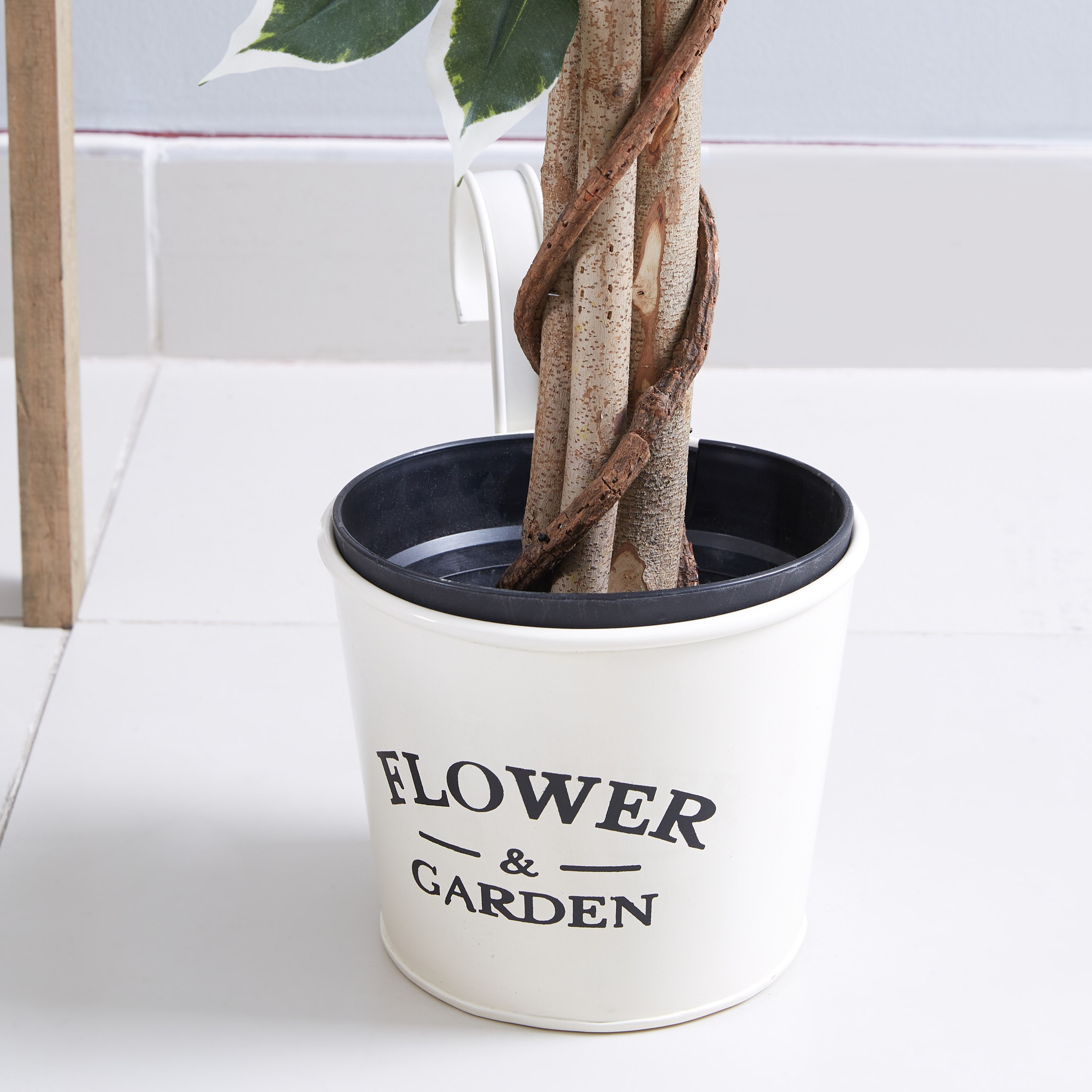 إصيص زرع معدني بتفاصيل تايبوجرافي-hbxdecorandfurnishings-homeaccessories-artificialflowersandplants-image-2