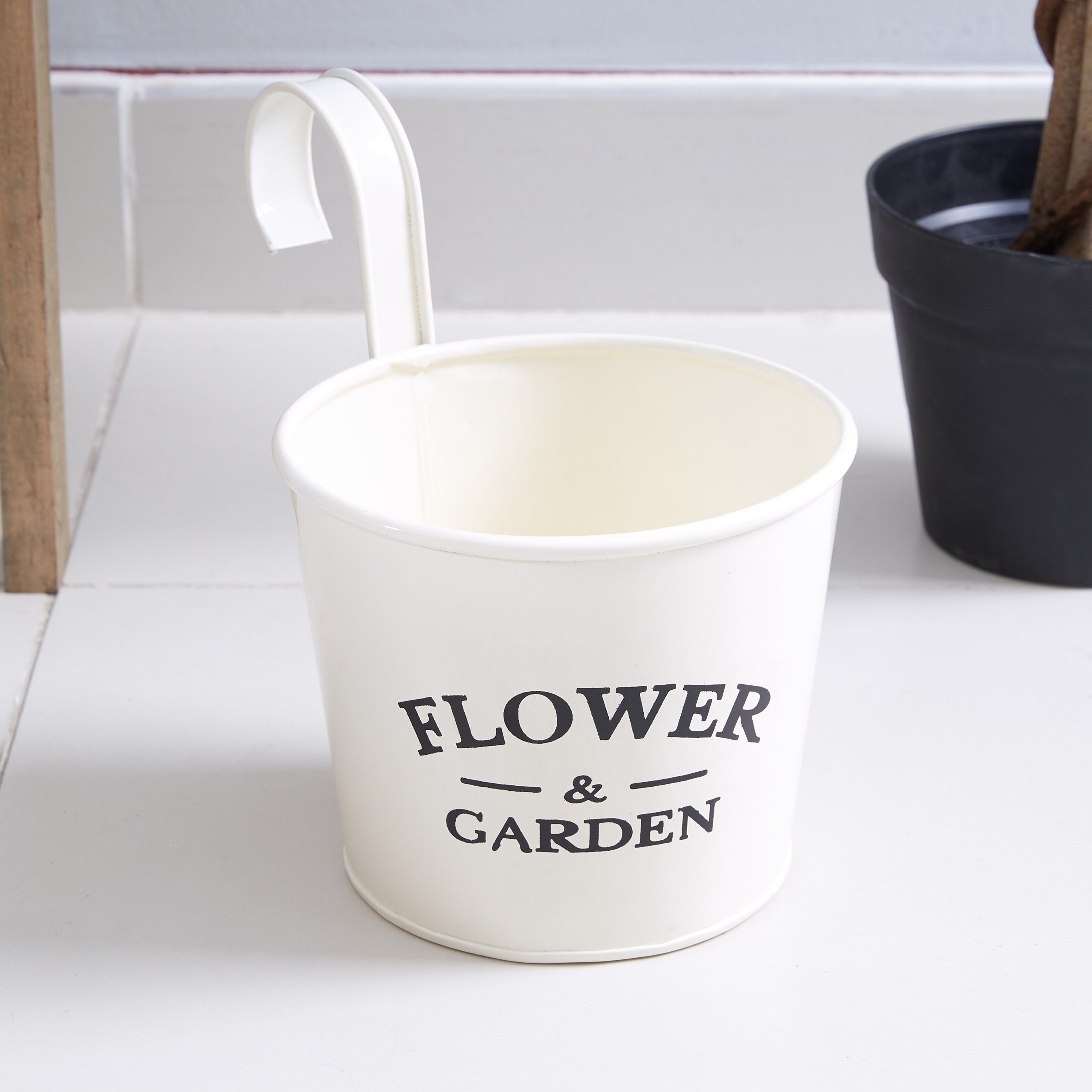 إصيص زرع معدني بتفاصيل تايبوجرافي-hbxdecorandfurnishings-homeaccessories-artificialflowersandplants-image-3