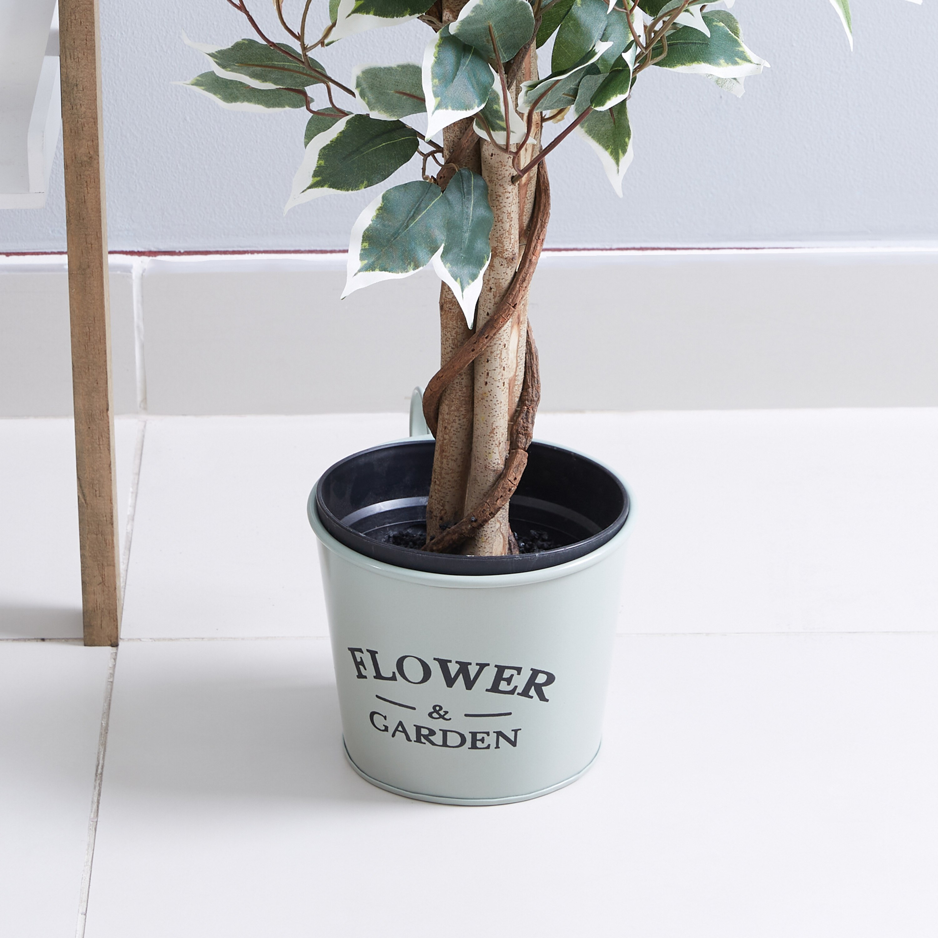 إصيص زرع معدني بتفاصيل تايبوجرافي-hbxdecorandfurnishings-homeaccessories-artificialflowersandplants-image-1