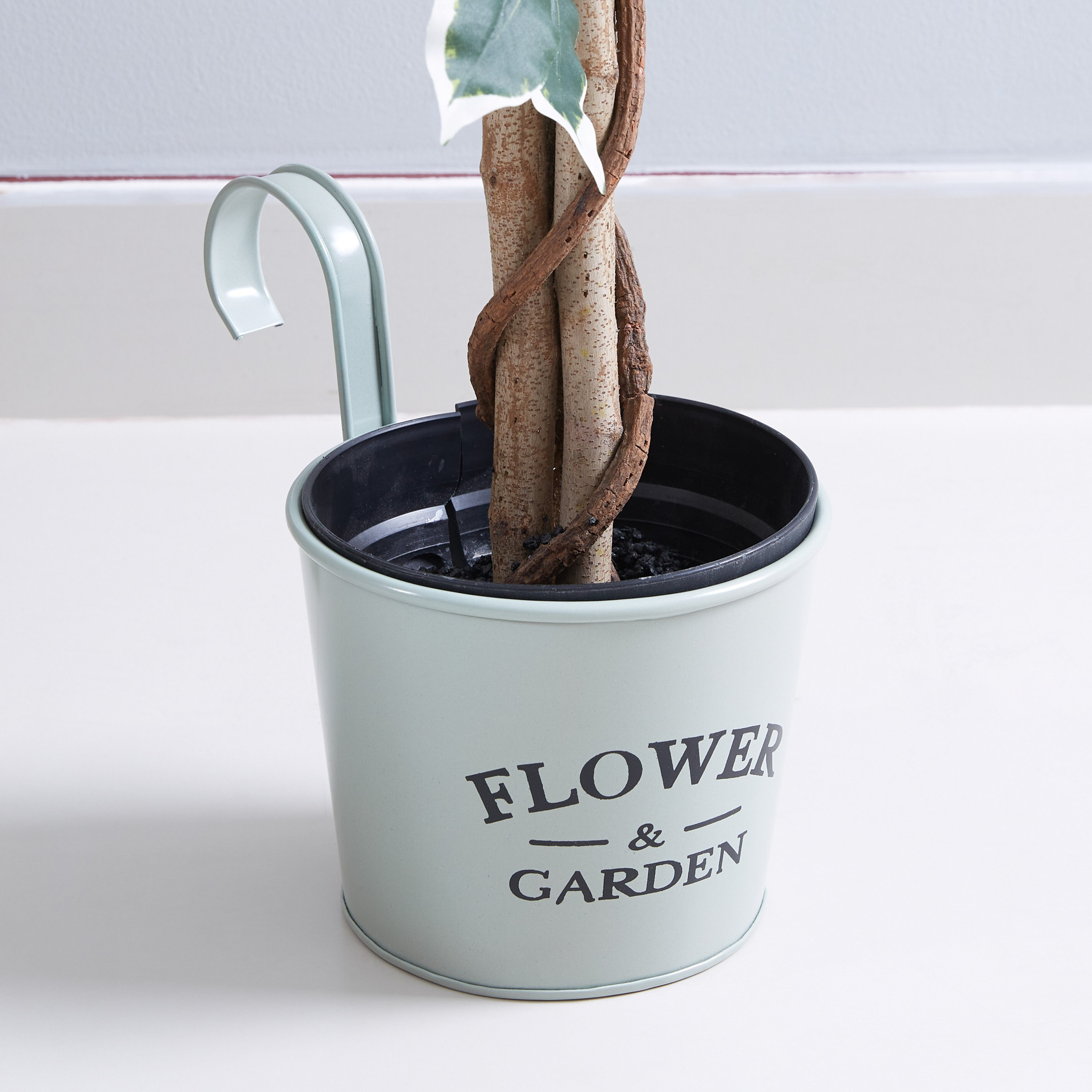 إصيص زرع معدني بتفاصيل تايبوجرافي-hbxdecorandfurnishings-homeaccessories-artificialflowersandplants-image-2