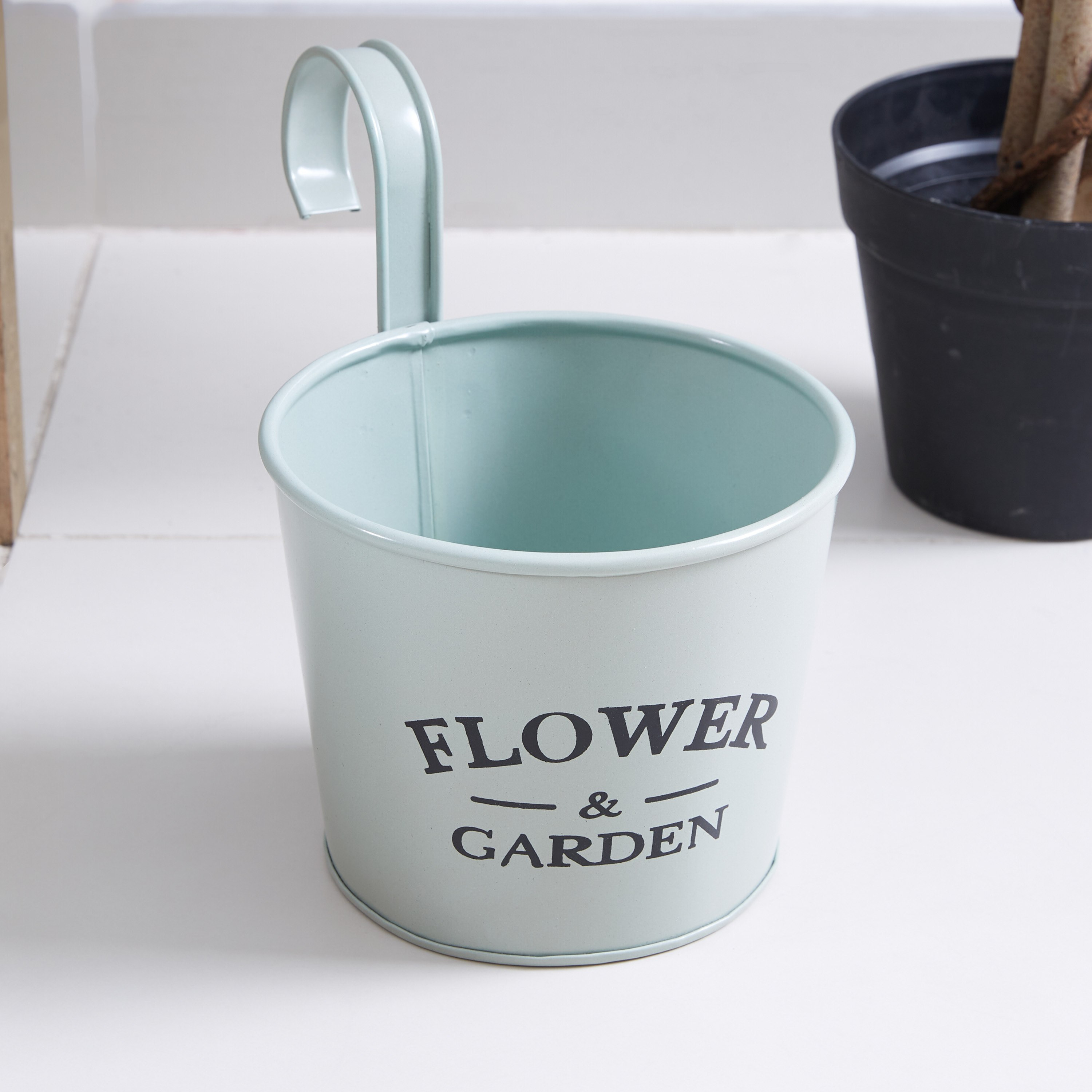 إصيص زرع معدني بتفاصيل تايبوجرافي-hbxdecorandfurnishings-homeaccessories-artificialflowersandplants-image-3