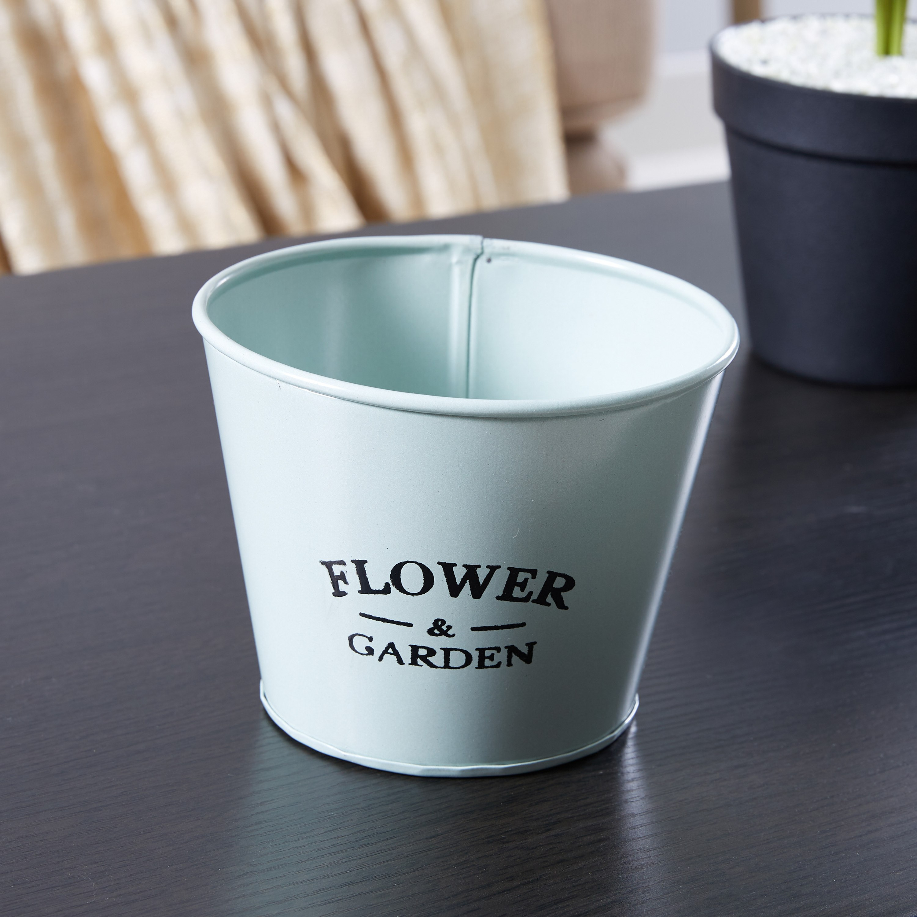 إصيص زرع معدني بتفاصيل تايبوجرافي-hbxdecorandfurnishings-homeaccessories-artificialflowersandplants-image-1