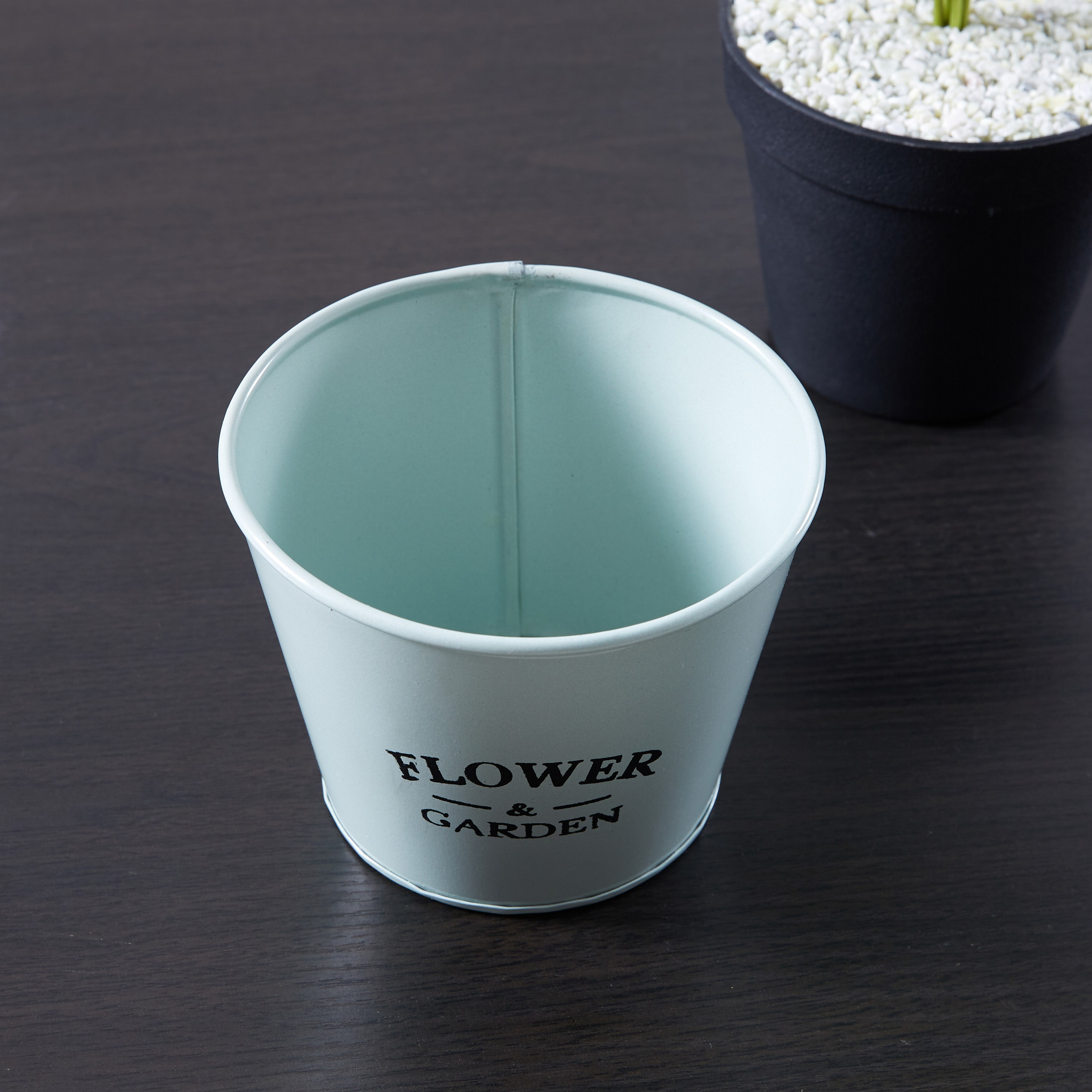 إصيص زرع معدني بتفاصيل تايبوجرافي-hbxdecorandfurnishings-homeaccessories-artificialflowersandplants-image-2