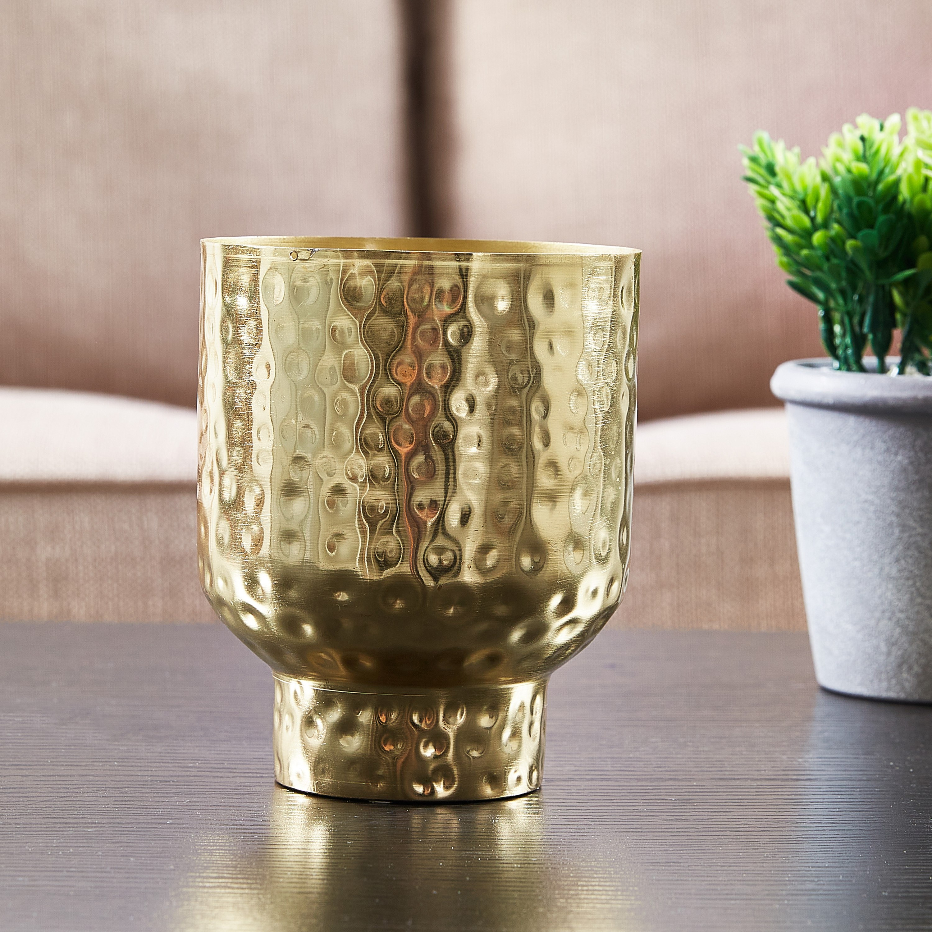 إناء زرع معدني مطروق من بوبي-hbxdecorandfurnishings-homeaccessories-artificialflowersandplants-image-1