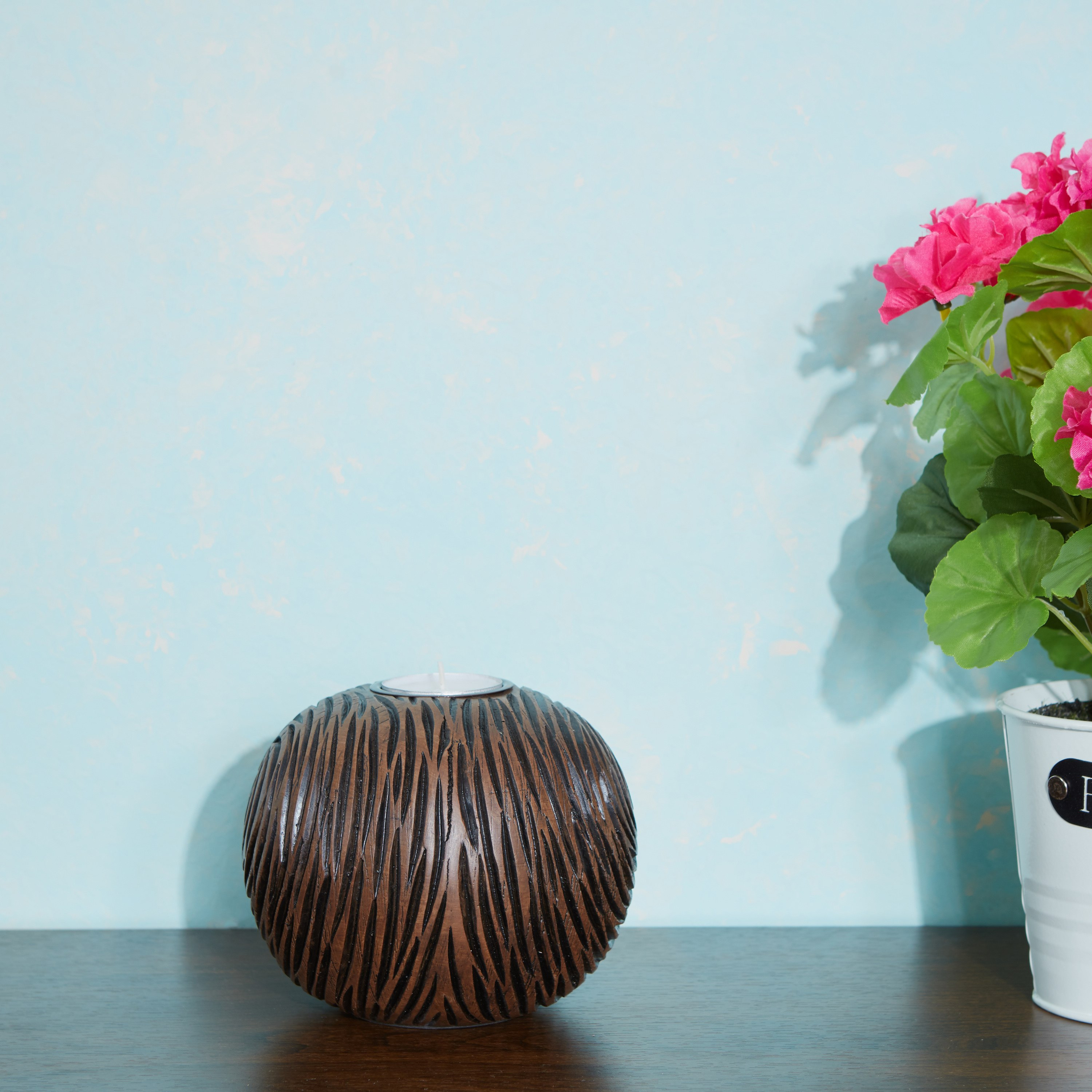 حامل شموع كروي بارز الملمس من خشب الأبنوس-hbxlivingroom-decorandaccessories-candleholders-image-1