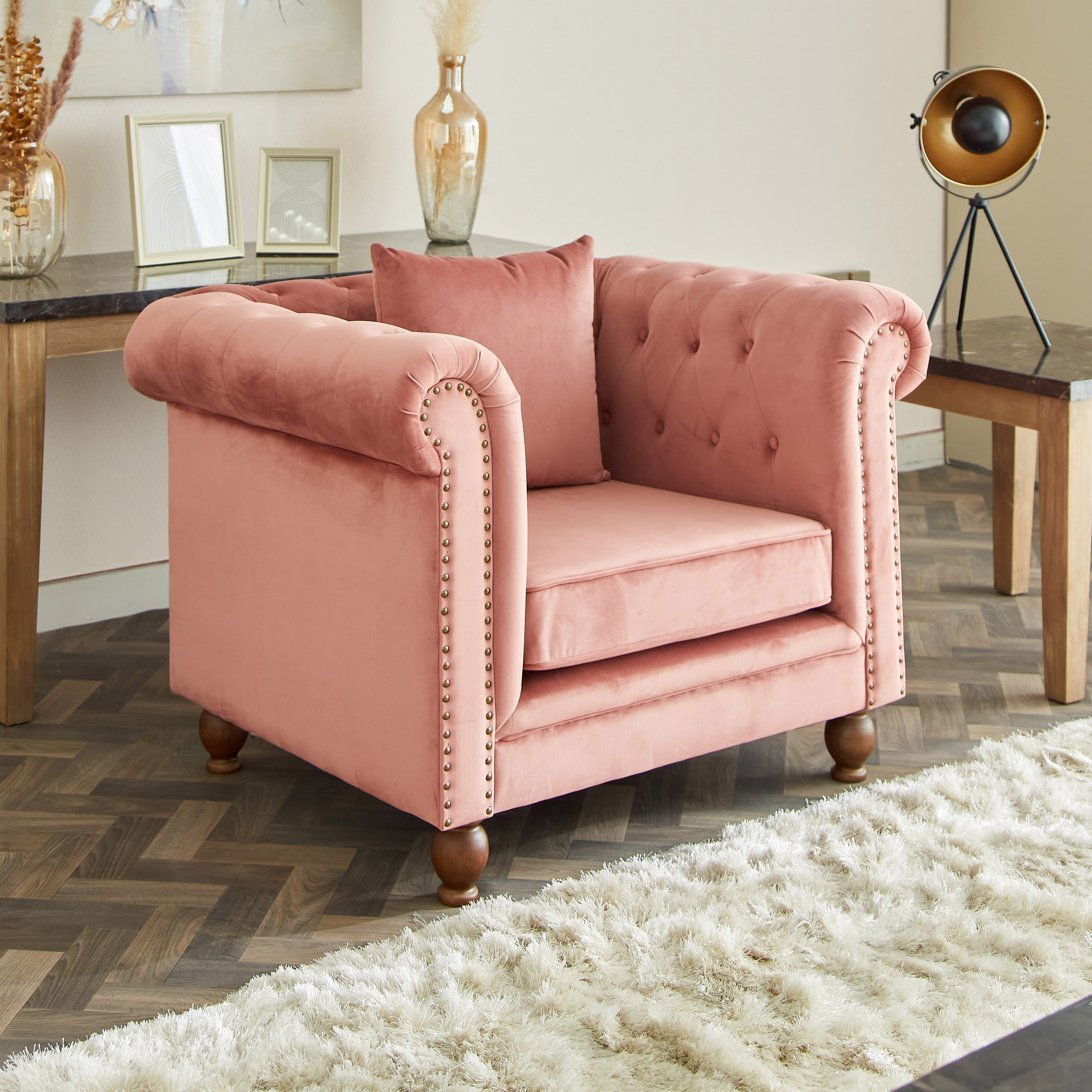 كرسي مخملي معنقد بمساند ذراعين مع وسادة من صوفيا-hbxlivingroom-sofasandarmchairs-sofas-image-2