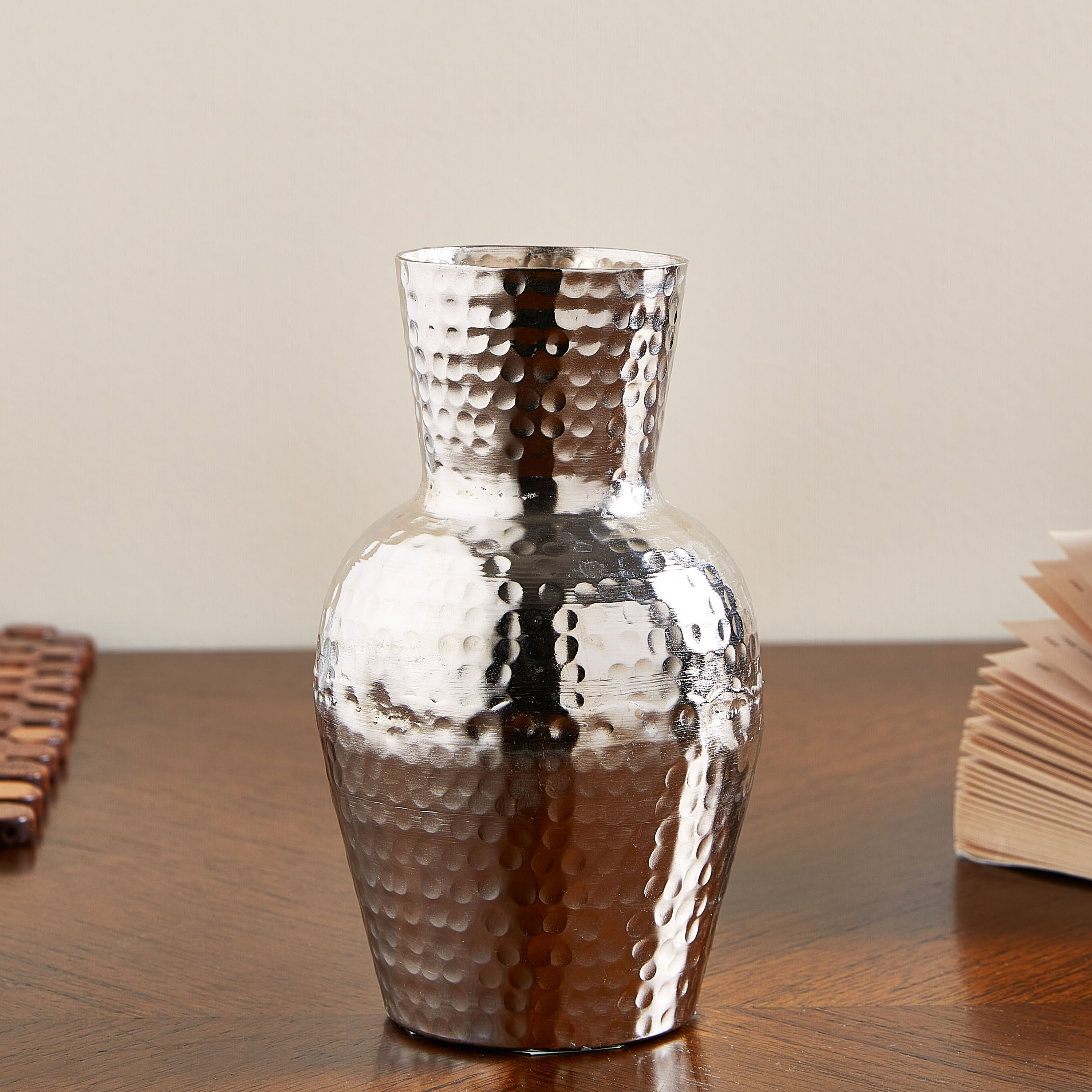 مزهرية ميتاليك بتشطيب مطروق-hbxbedroom-decorandaccessories-vases-image-1