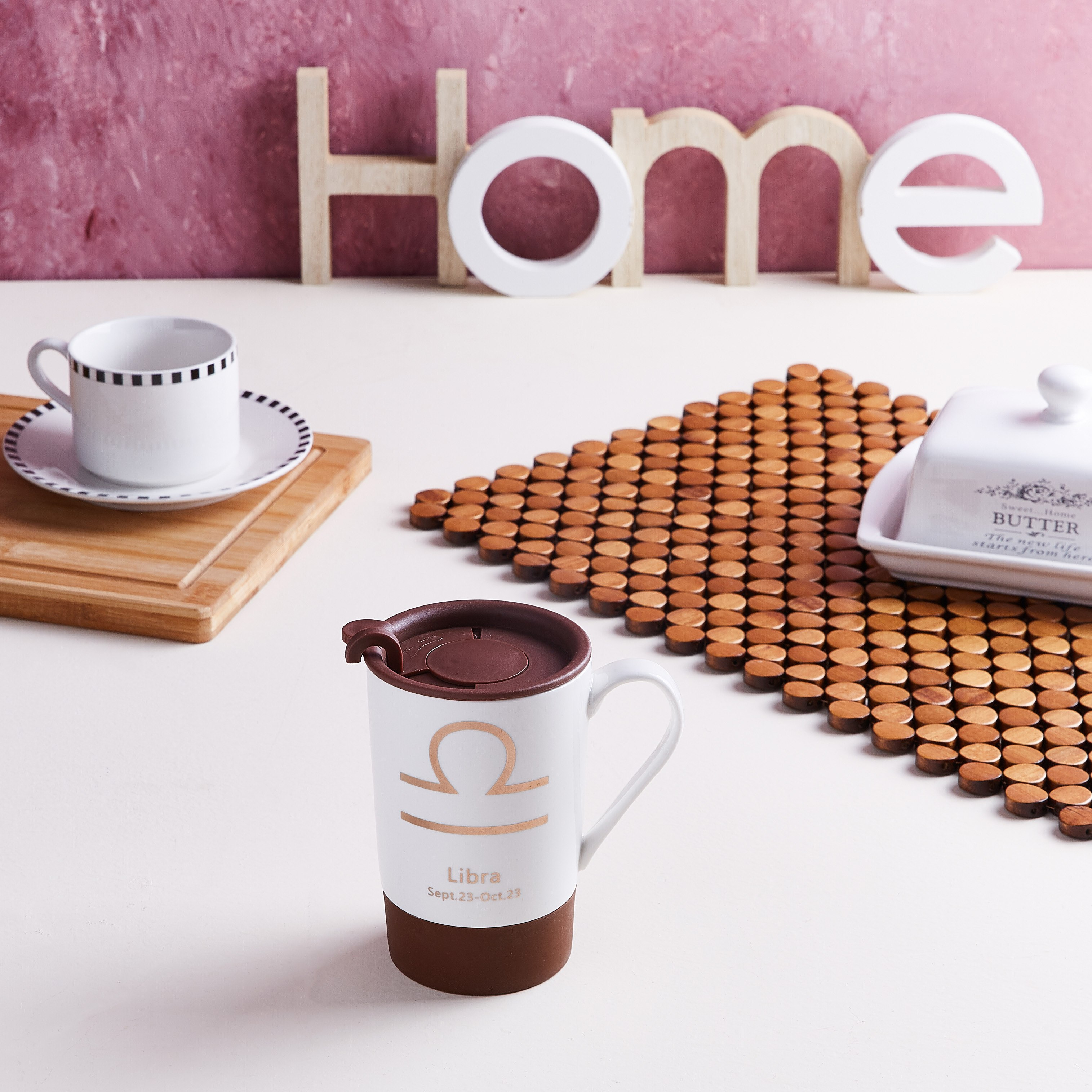 مج بمقبض وطبعات من فيست -hbxdecorandfurnishings-tabletop-crockery-image-3