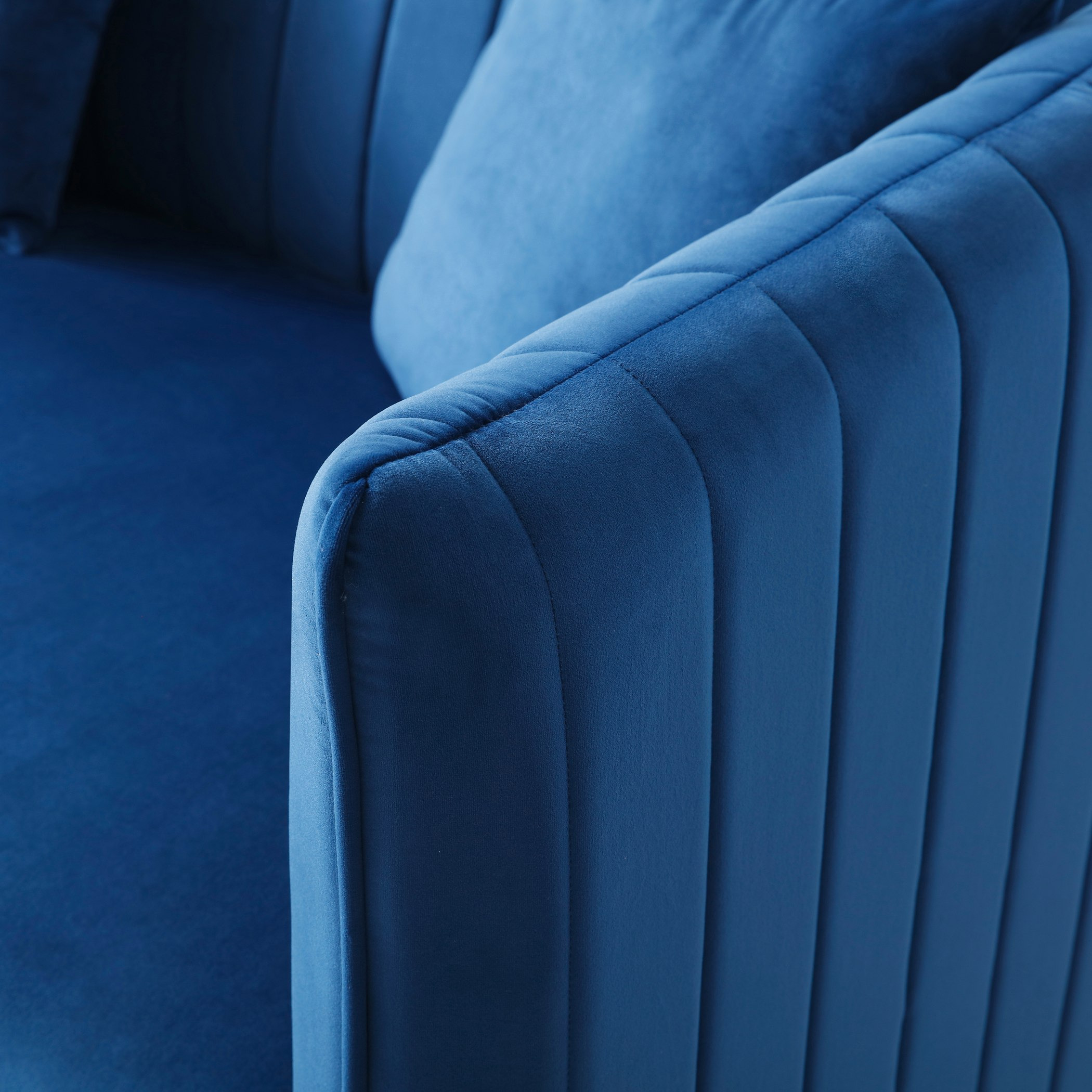 كنبة بـ 3 مقاعد ووسائد مبعثرة من مودينا-hbxlivingroom-sofasandarmchairs-sofas-image-5