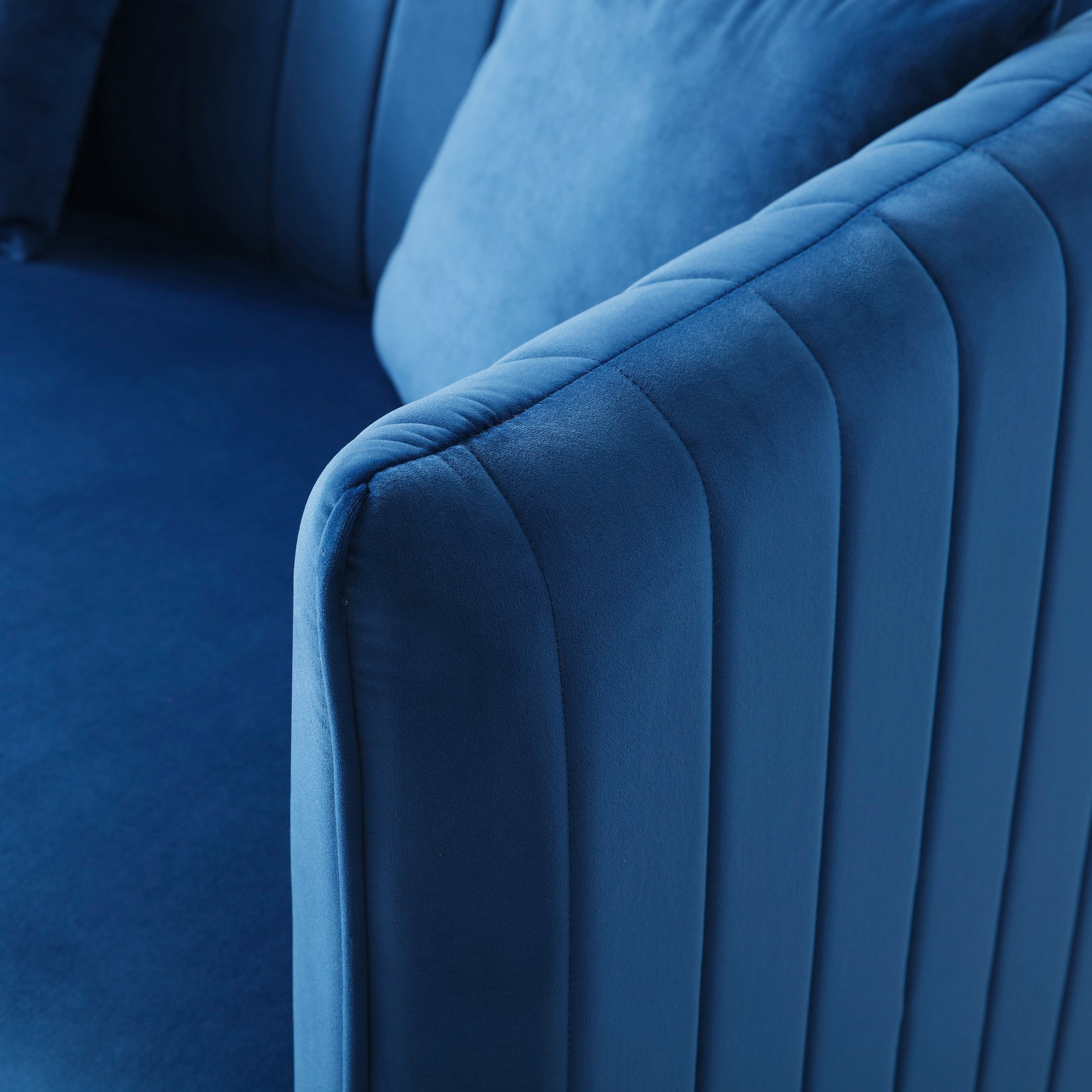 كنبة بمقعد واحد ووسائد مبعثرة من مودينا-hbxlivingroom-sofasandarmchairs-sofas-image-6