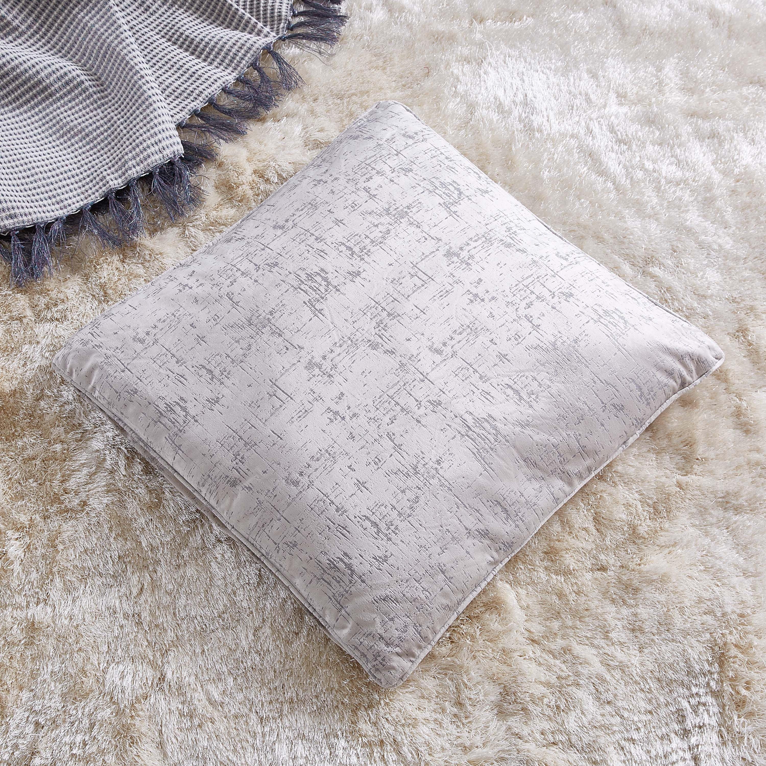 وسادة مخمليّة بارزة الملمس من أودري - 65x65 سم-hbxlivingroom-furnishings-cushionsandcovers-filledcushions-image-1