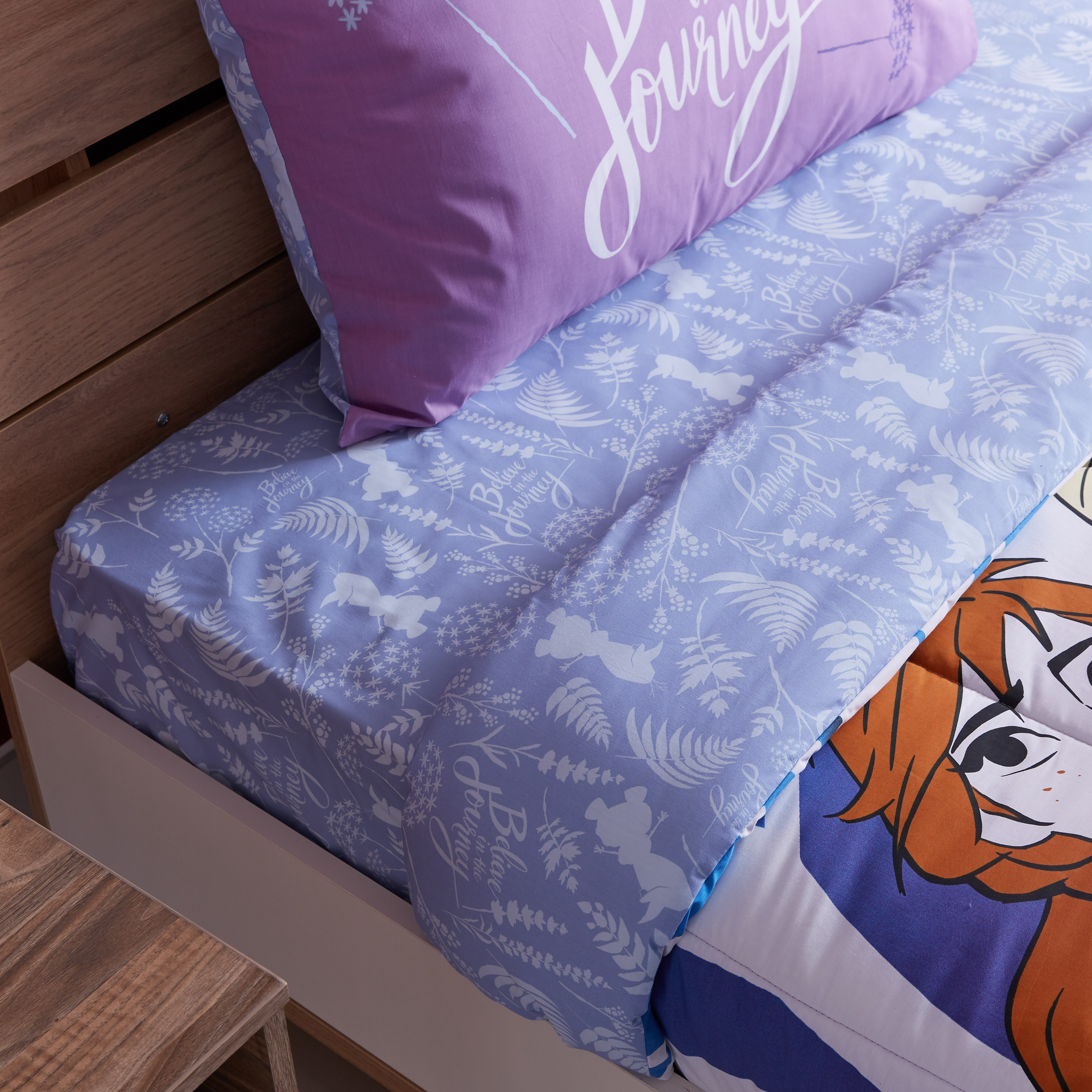 طقم ألحفة وبياضات بطبعات فروزن- 4 قطع-hbxhomeware-hbxkidsandyouth-image-3
