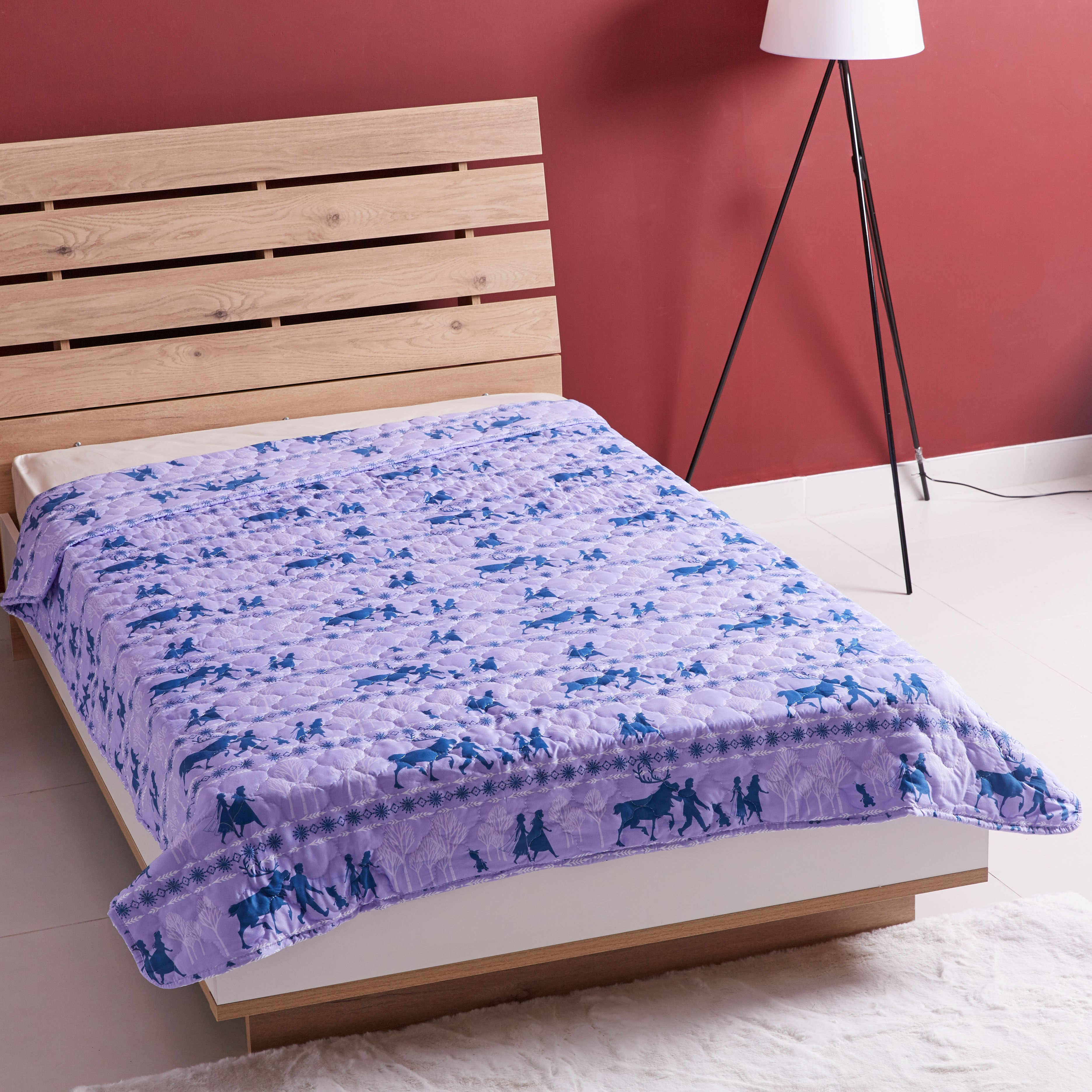 مفرش سرير مبطن بطبعات فروزن- 160x220 سم-hbxhomeware-hbxkidsandyouth-image-1