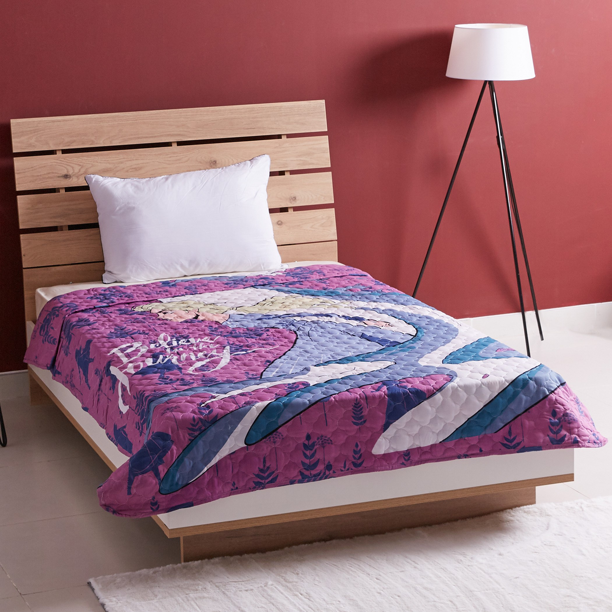 مفرش سرير مبطن بطبعات فروزن- 160x220 سم-hbxhomeware-hbxkidsandyouth-image-1