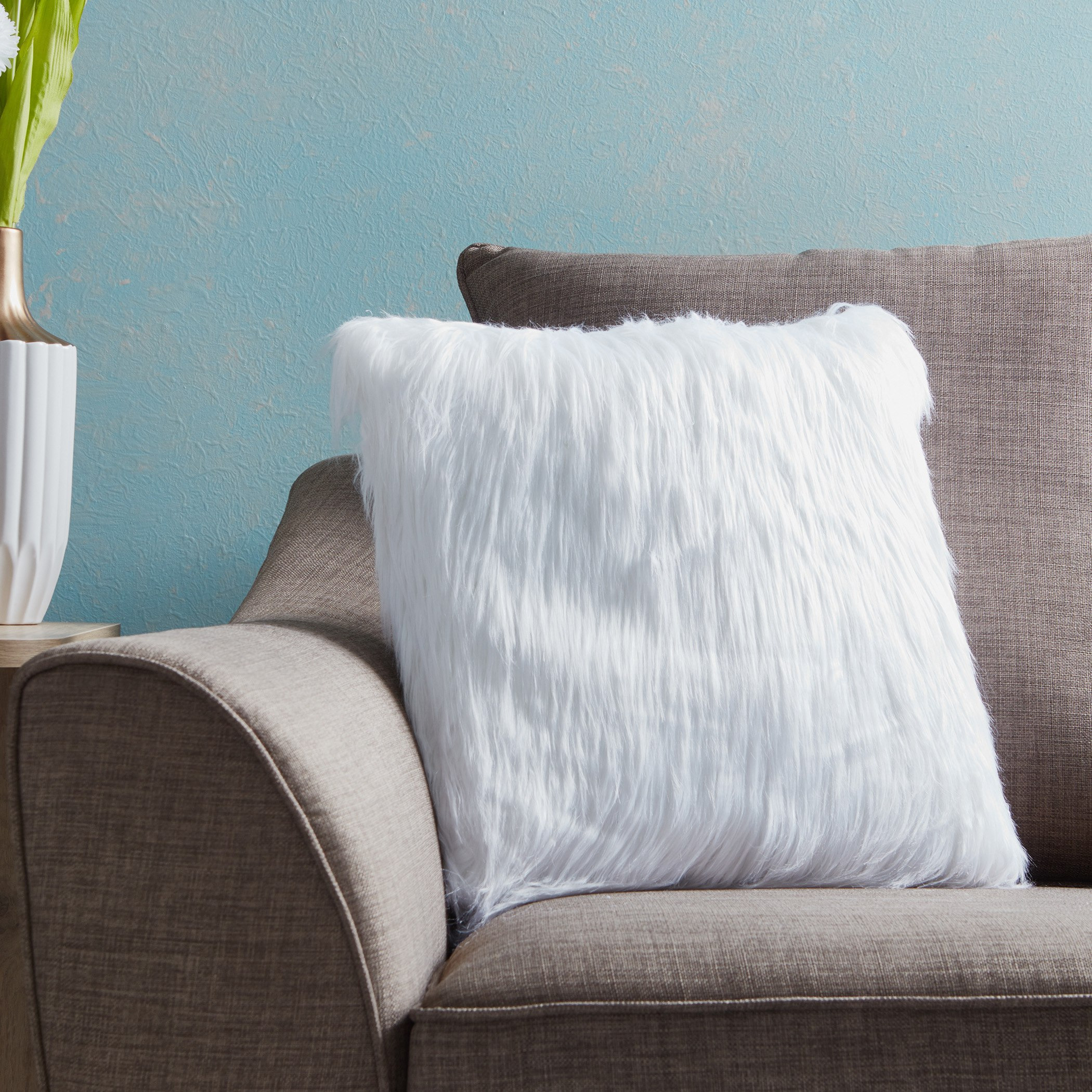 وسادة فرو اصطناعي محشوة من نورديك - 43x43 سم-hbxlivingroom-furnishings-cushionsandcovers-filledcushions-image-1