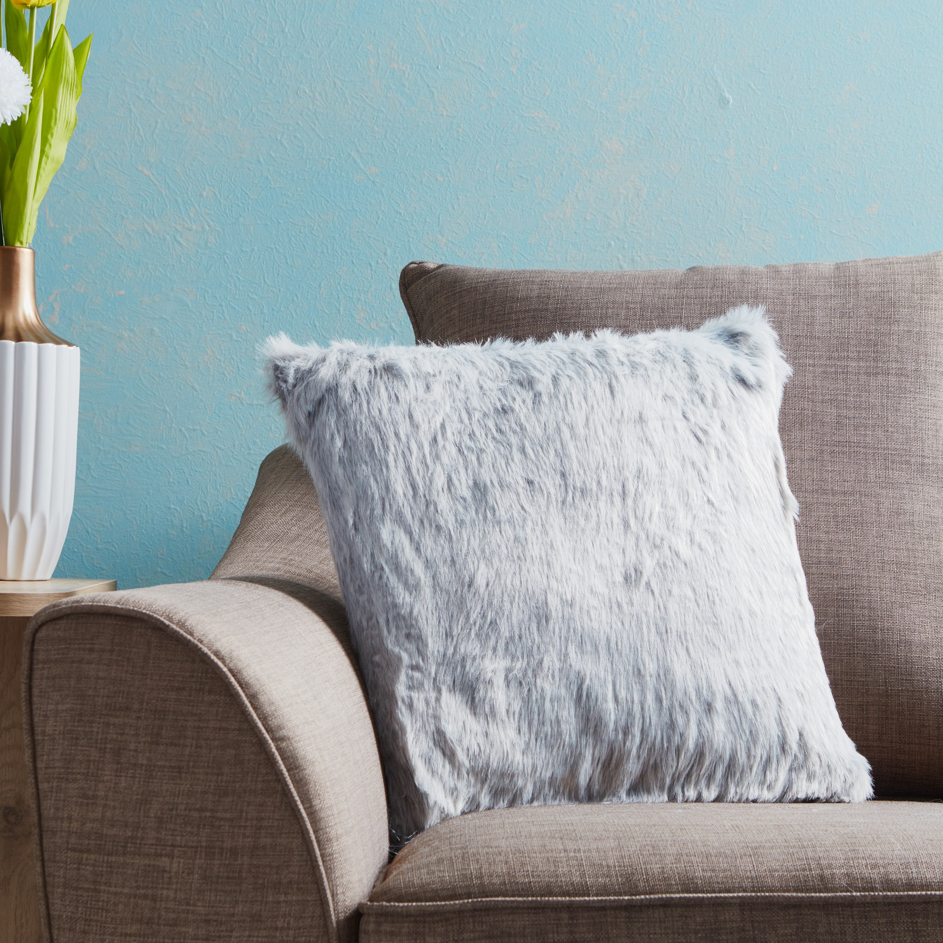 وسادة من الفرو الصناعي محشوة من نورديك - 43x43 سم-hbxlivingroom-furnishings-cushionsandcovers-filledcushions-image-1