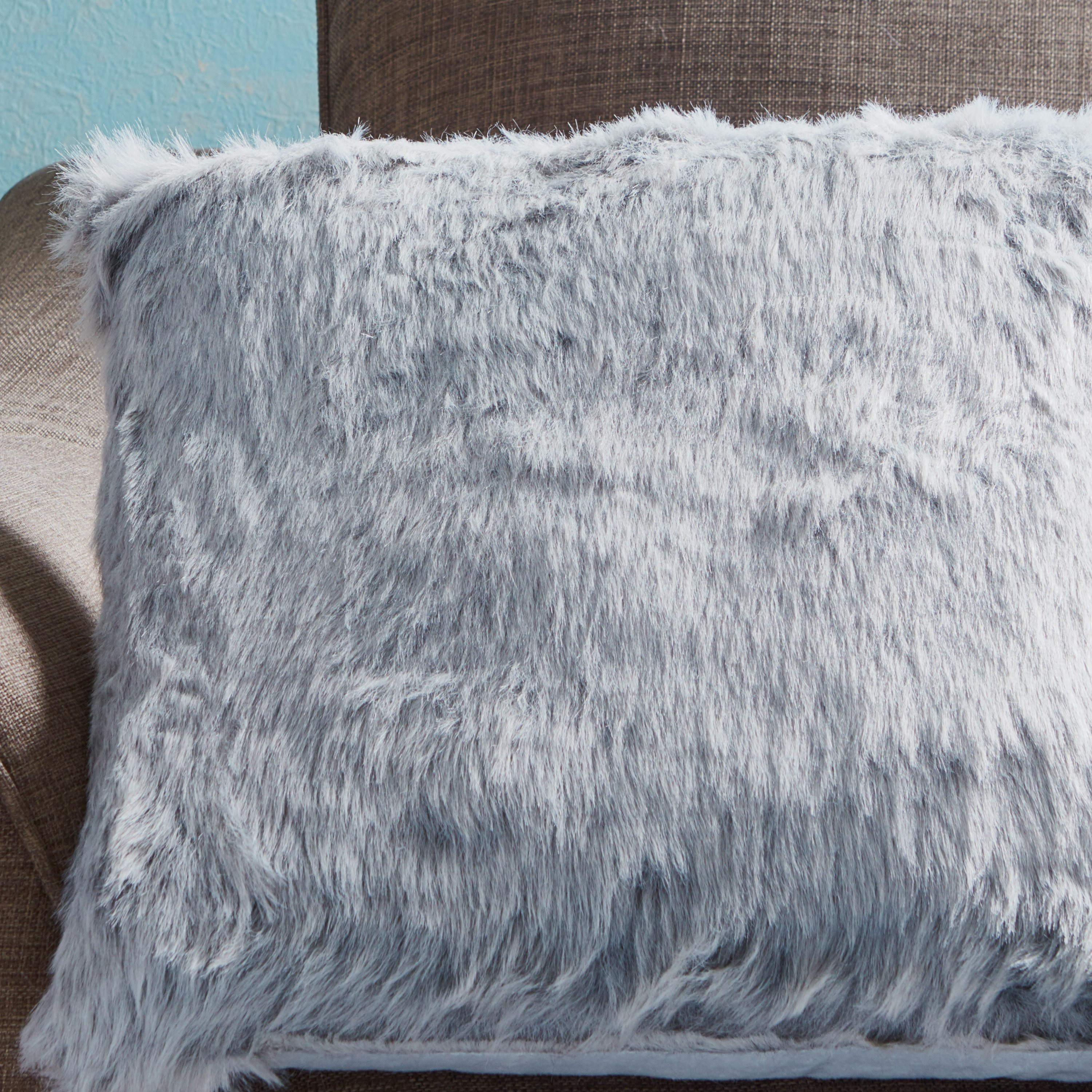 وسادة من الفرو الصناعي محشوة من نورديك - 43x43 سم-hbxlivingroom-furnishings-cushionsandcovers-filledcushions-image-2