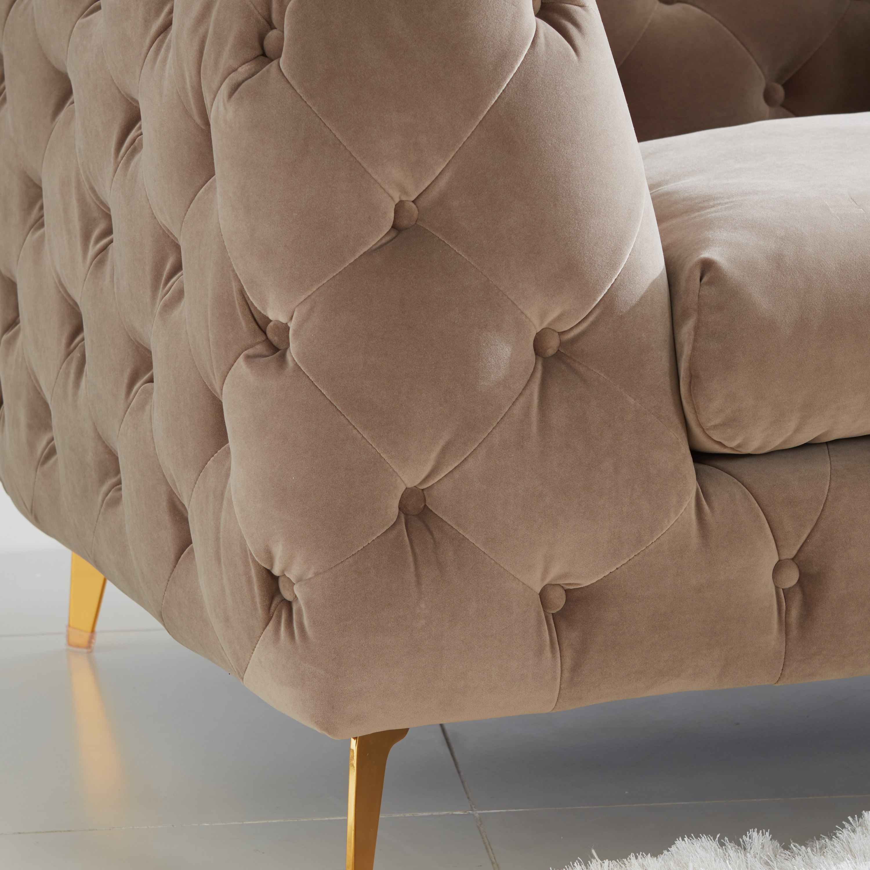 كنبة معنقدة مخملية 3 مقاعد من كارولينا-hbxlivingroom-sofasandarmchairs-sofas-image-3
