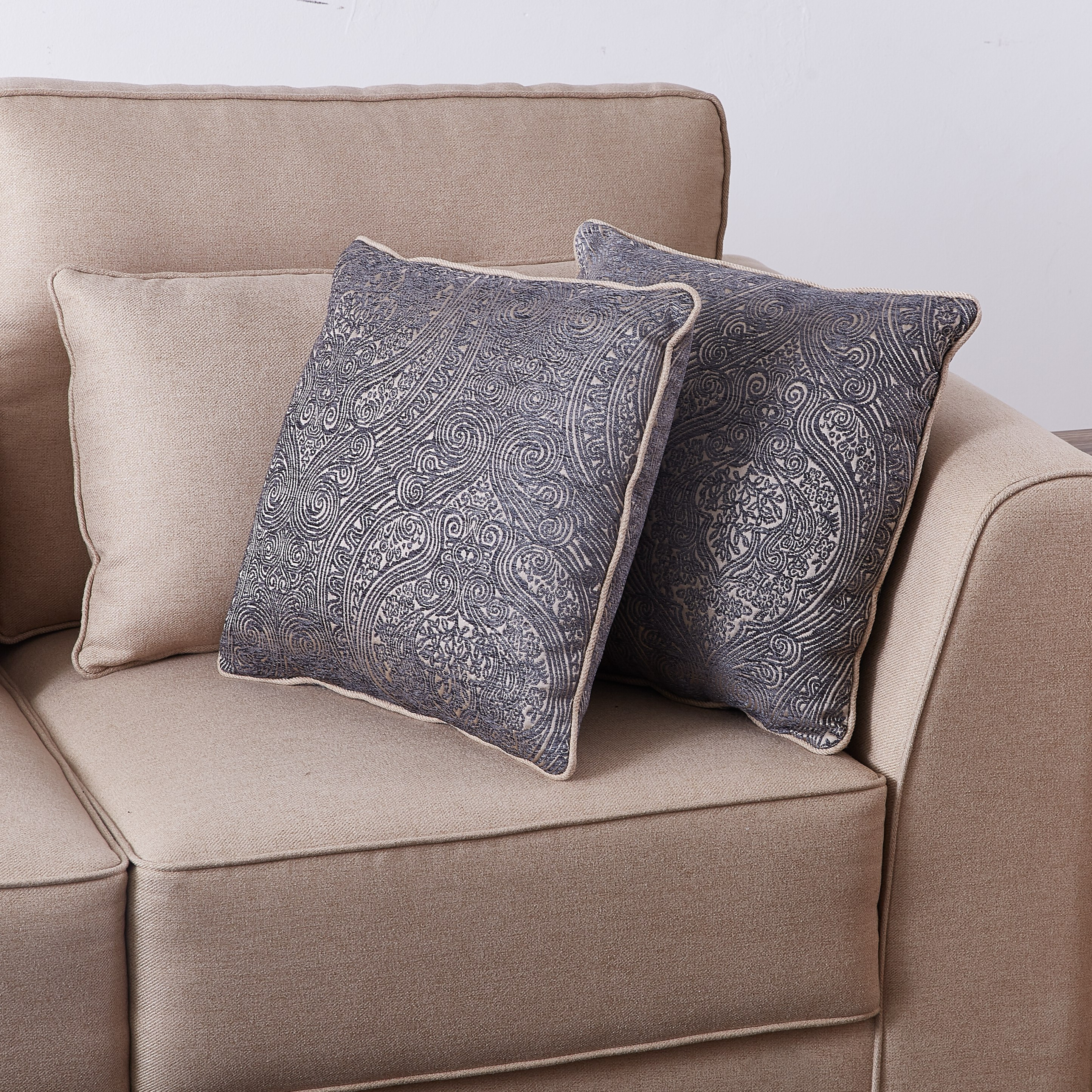 كنبة بمقعدين ووسائد مبعثرة من أرمادا-hbxlivingroom-sofasandarmchairs-sofas-image-2