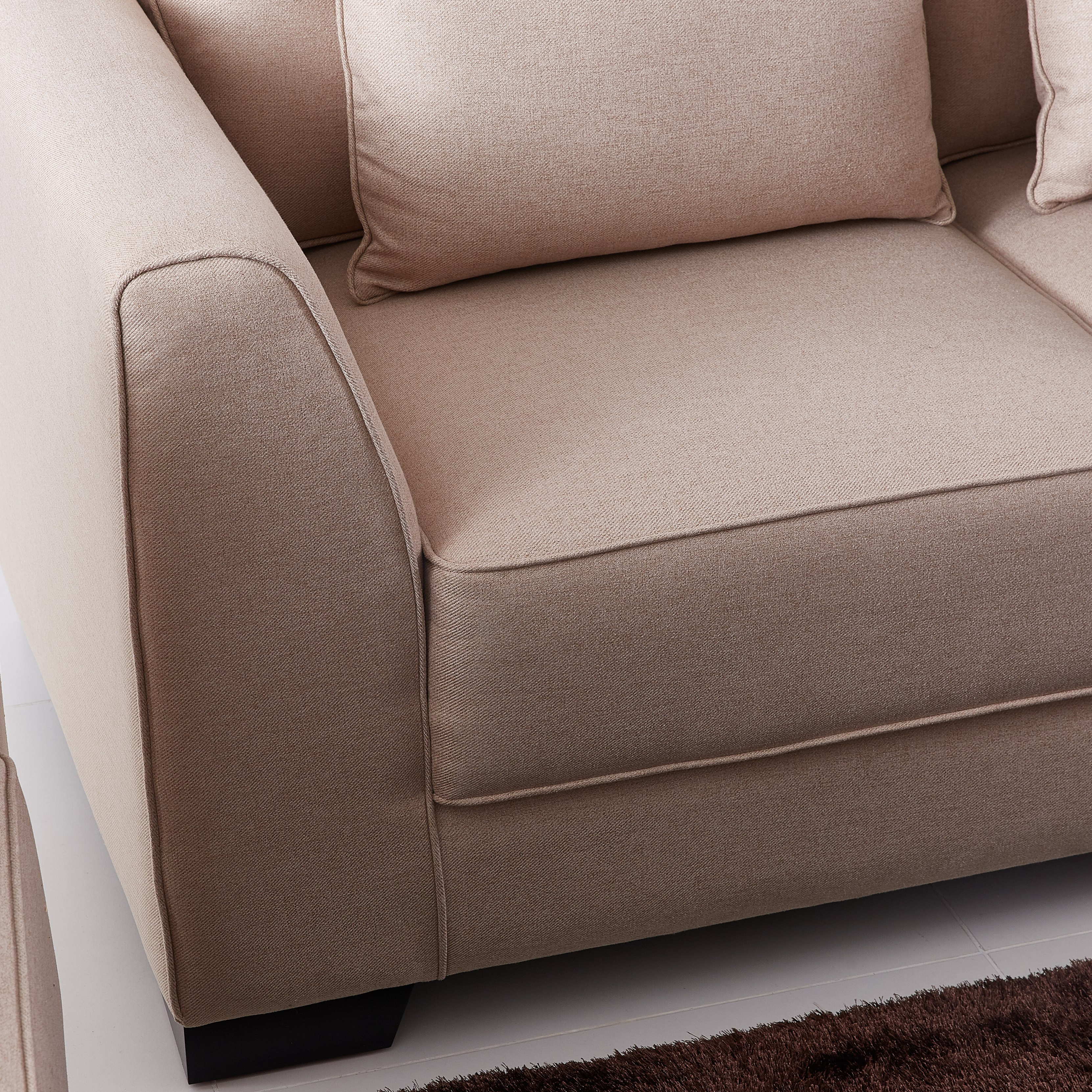 كنبة بمقعدين ووسائد مبعثرة من أرمادا-hbxlivingroom-sofasandarmchairs-sofas-image-3