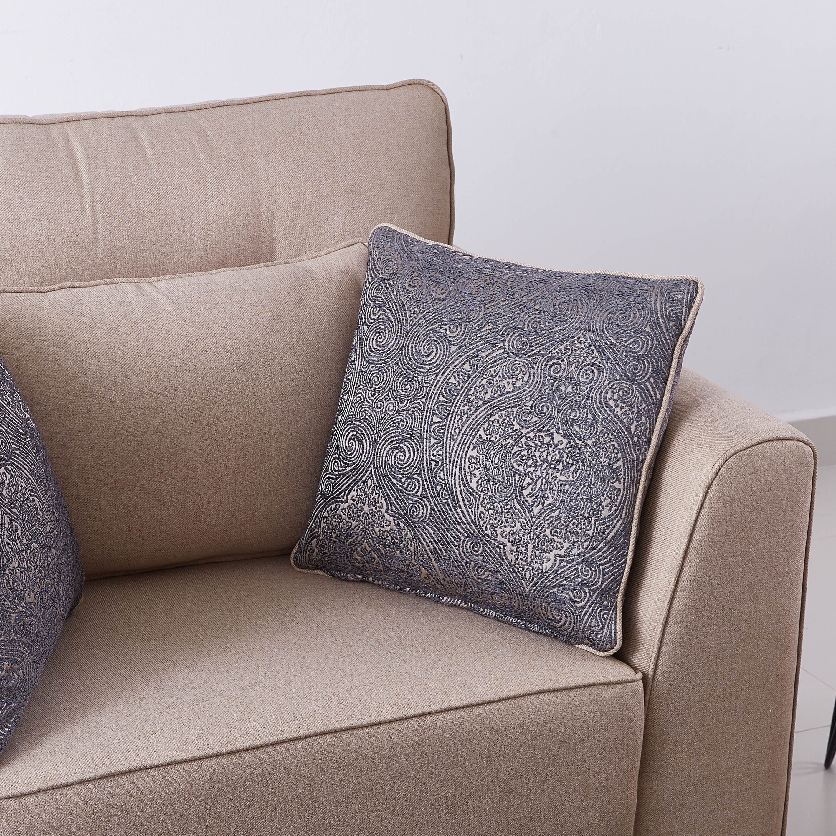 كنبة بمقعد واحد ووسائد مبعثرة من أرمادا-hbxlivingroom-sofasandarmchairs-sofas-image-3