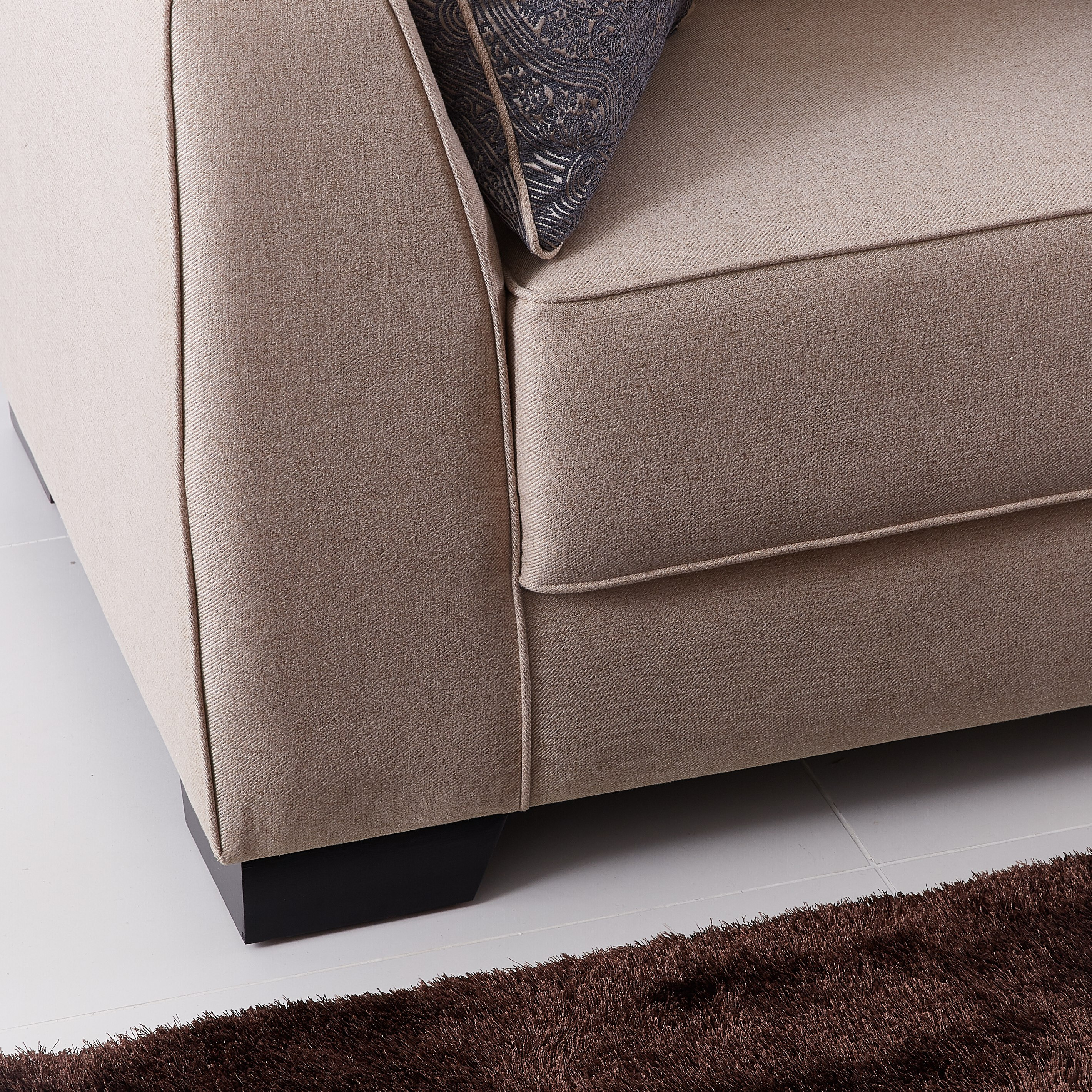 كنبة بمقعد واحد ووسائد مبعثرة من أرمادا-hbxlivingroom-sofasandarmchairs-sofas-image-4