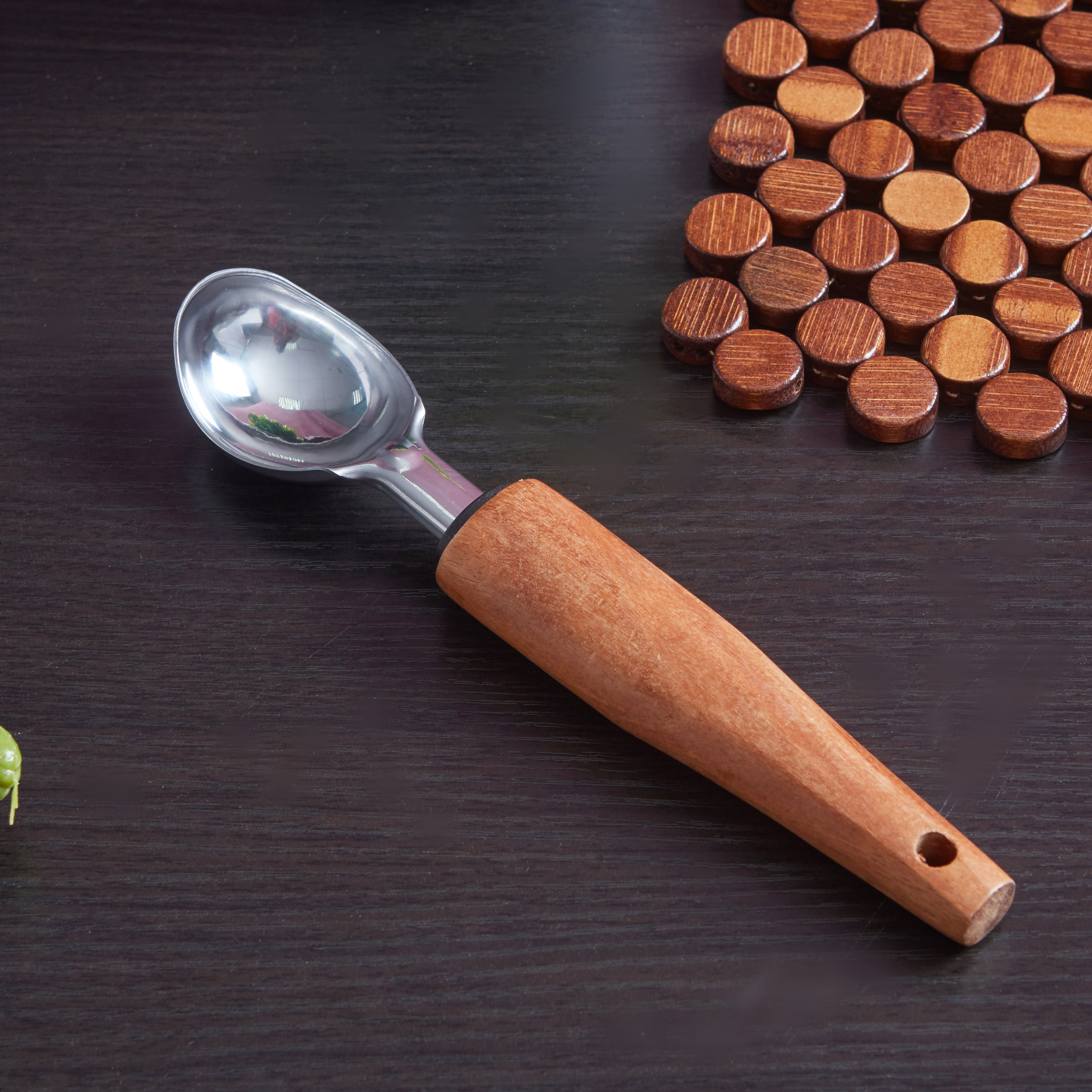 مغرفة آيس كريم ستانلس ستيل بمقبض خشبي-hbxhomeware-hbxkitchen-image-1