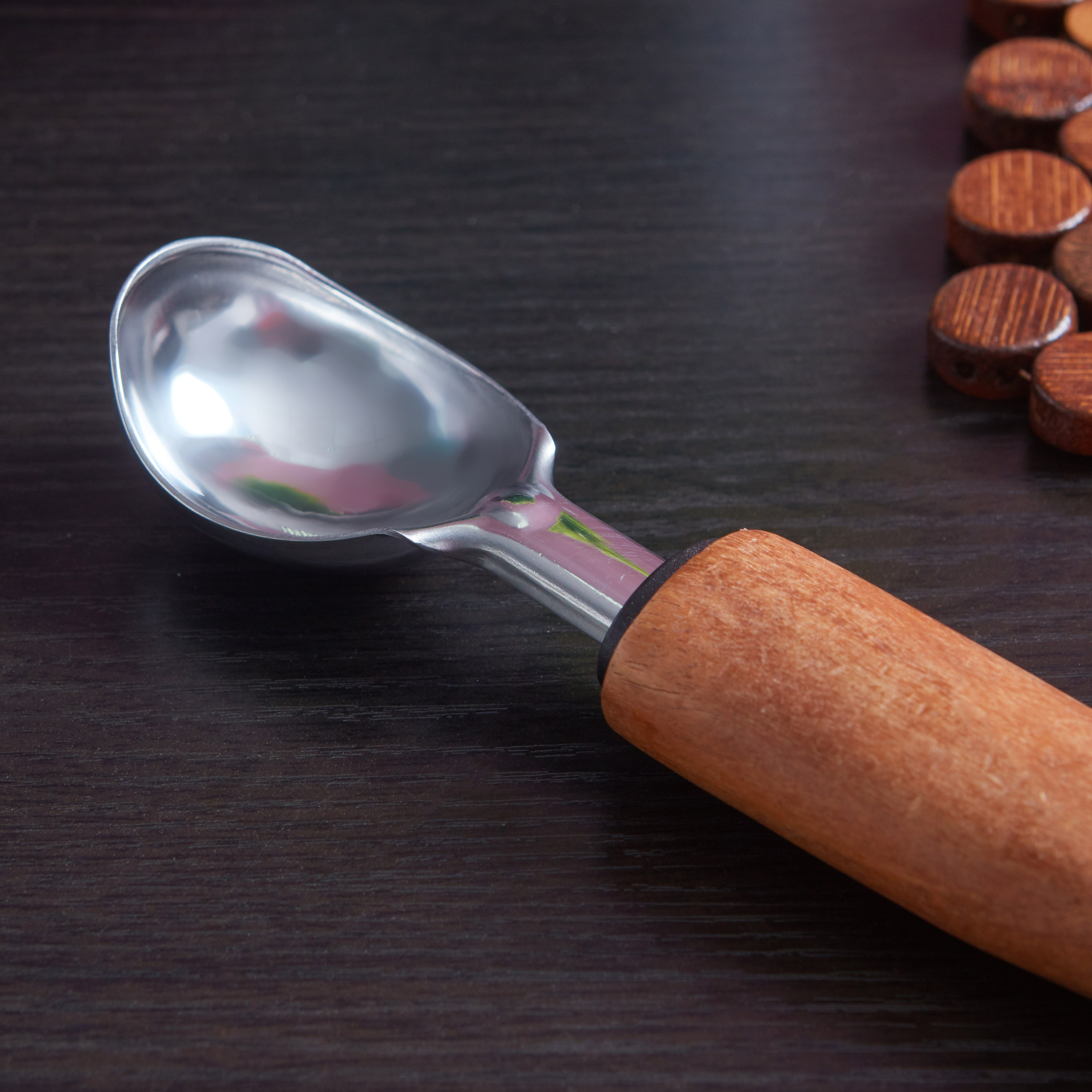 مغرفة آيس كريم ستانلس ستيل بمقبض خشبي-hbxhomeware-hbxkitchen-image-2