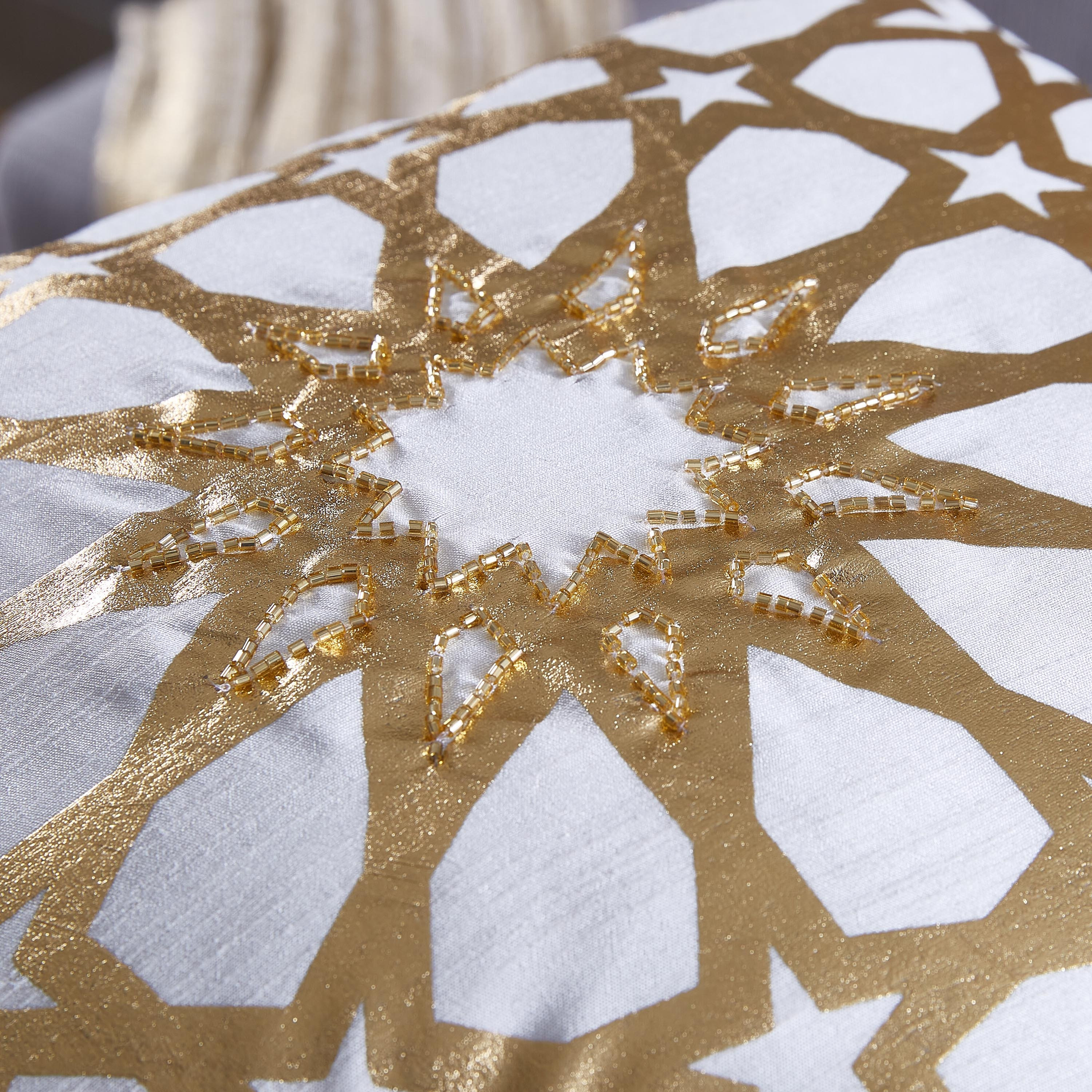 وسادة محشوّة مزينة بطبعات فويل من مراكش - 40x40 سم-hbxlivingroom-furnishings-cushionsandcovers-filledcushions-image-3