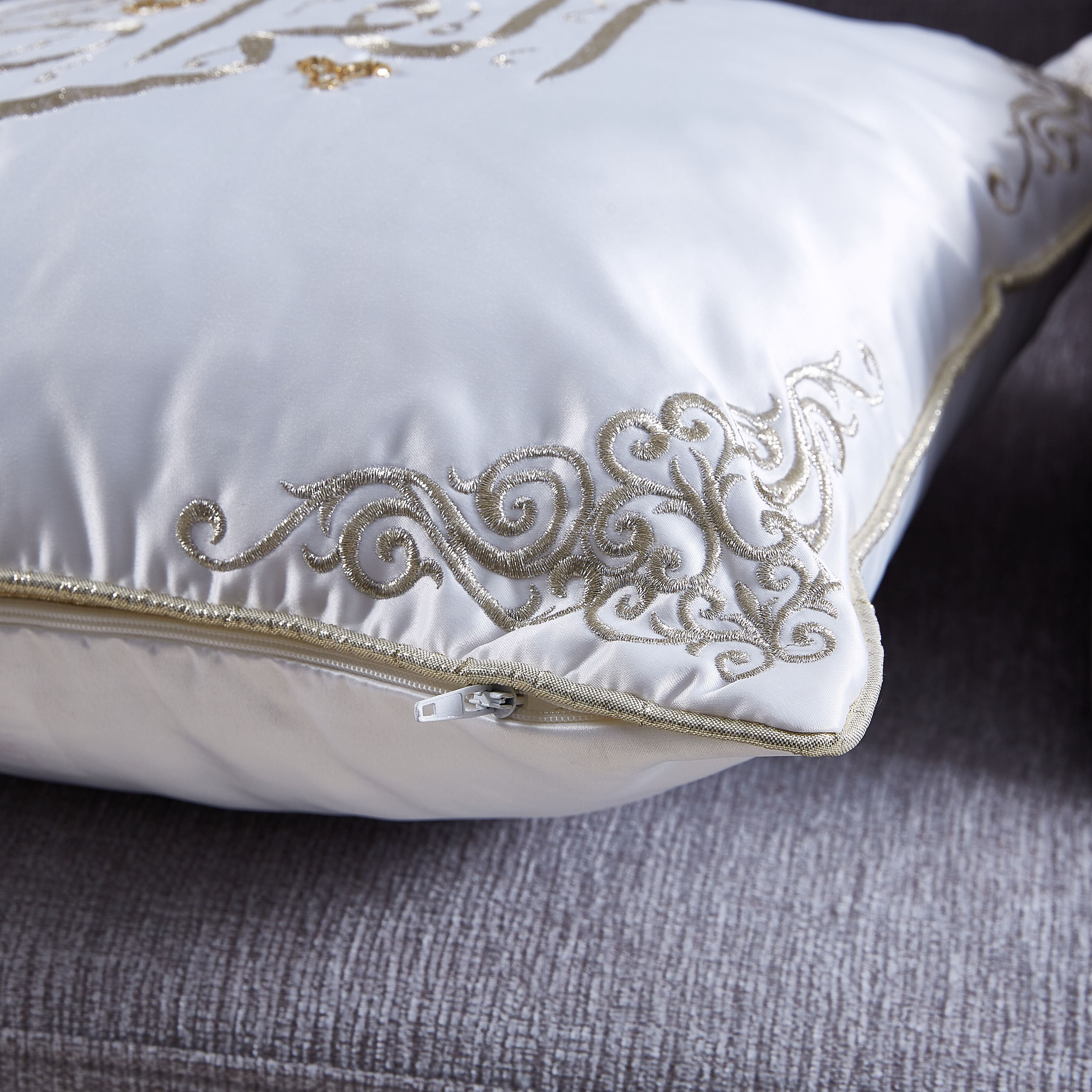 وسادة محشوة مطرزة من جوي - 40x40 سم-hbxlivingroom-furnishings-cushionsandcovers-filledcushions-image-3