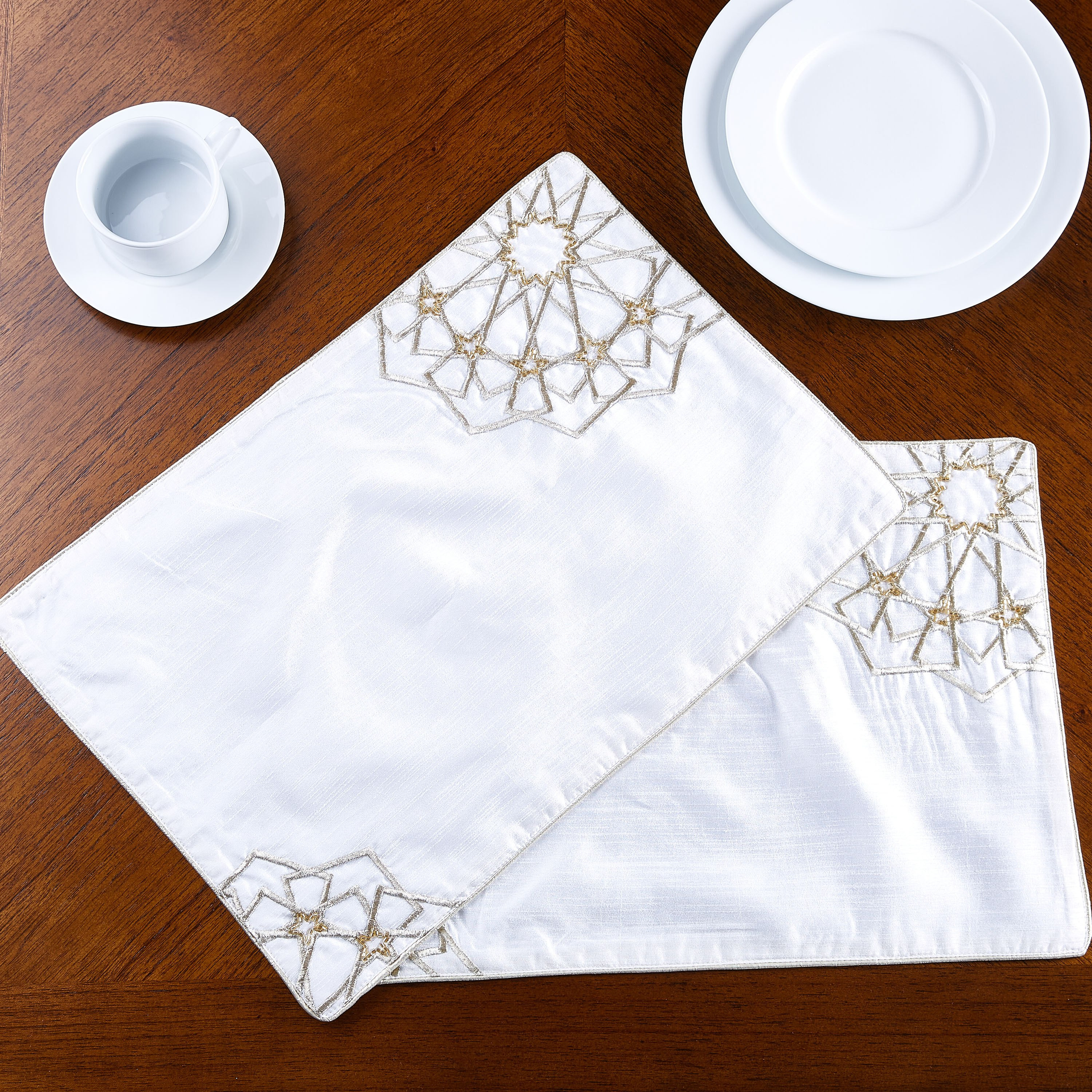 لبادة صحون مطرزة من ماركش - طقم من قطعتين-hbxdecorandfurnishings-homefurnishings-tablelinens-image-1